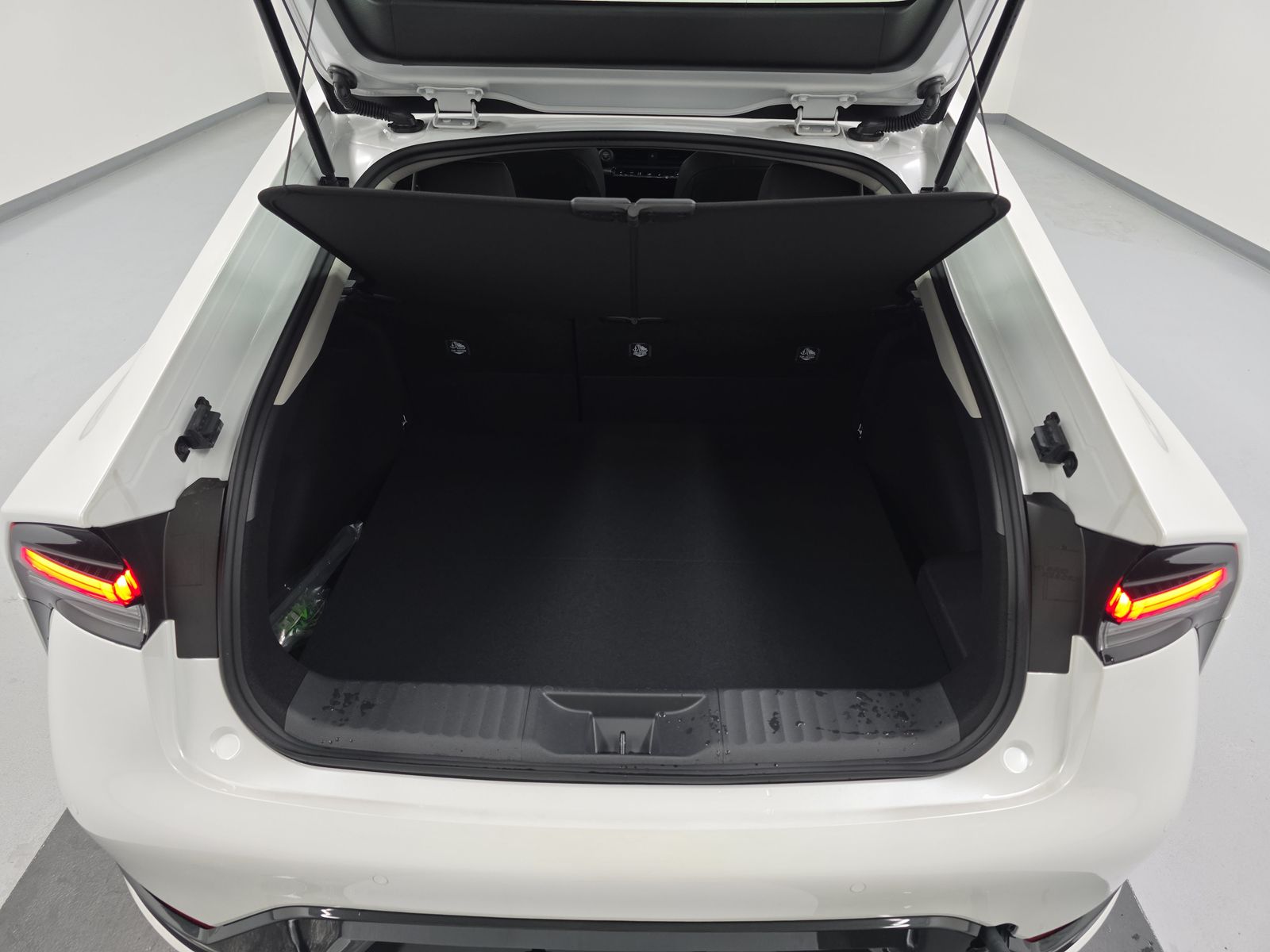 2025 Toyota Prius XLE FWD