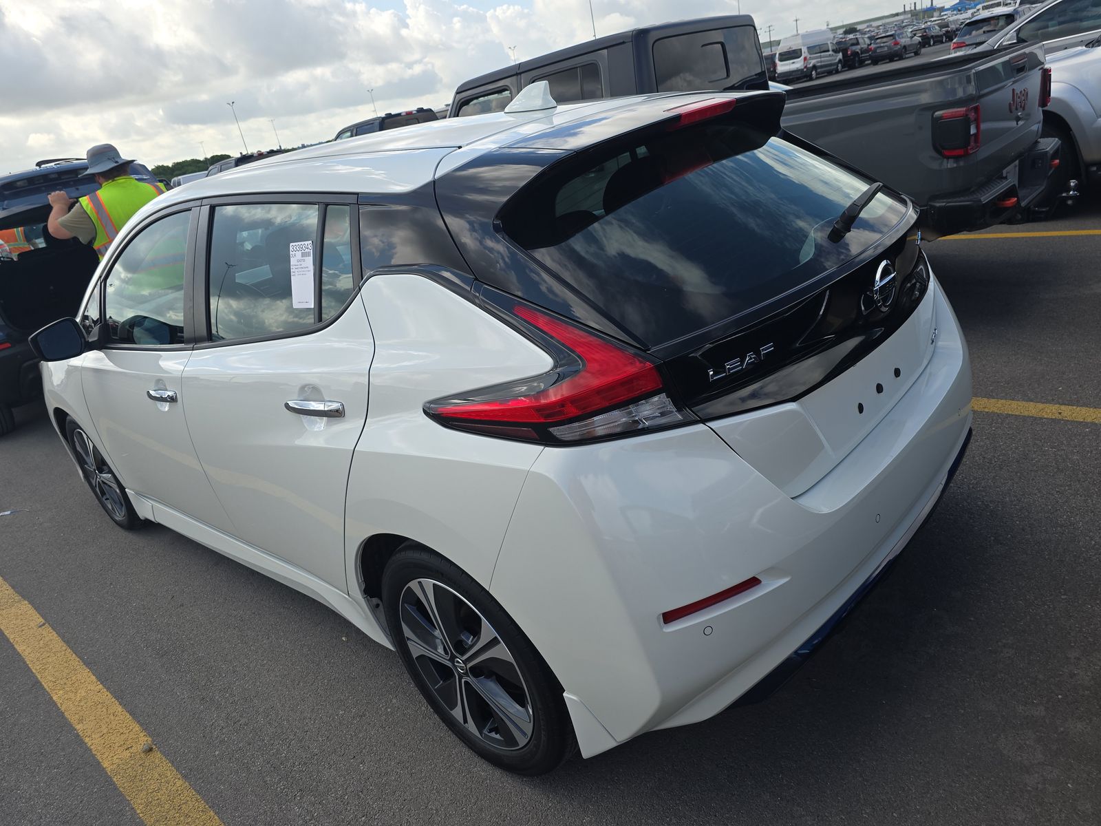 2022 Nissan LEAF SV FWD