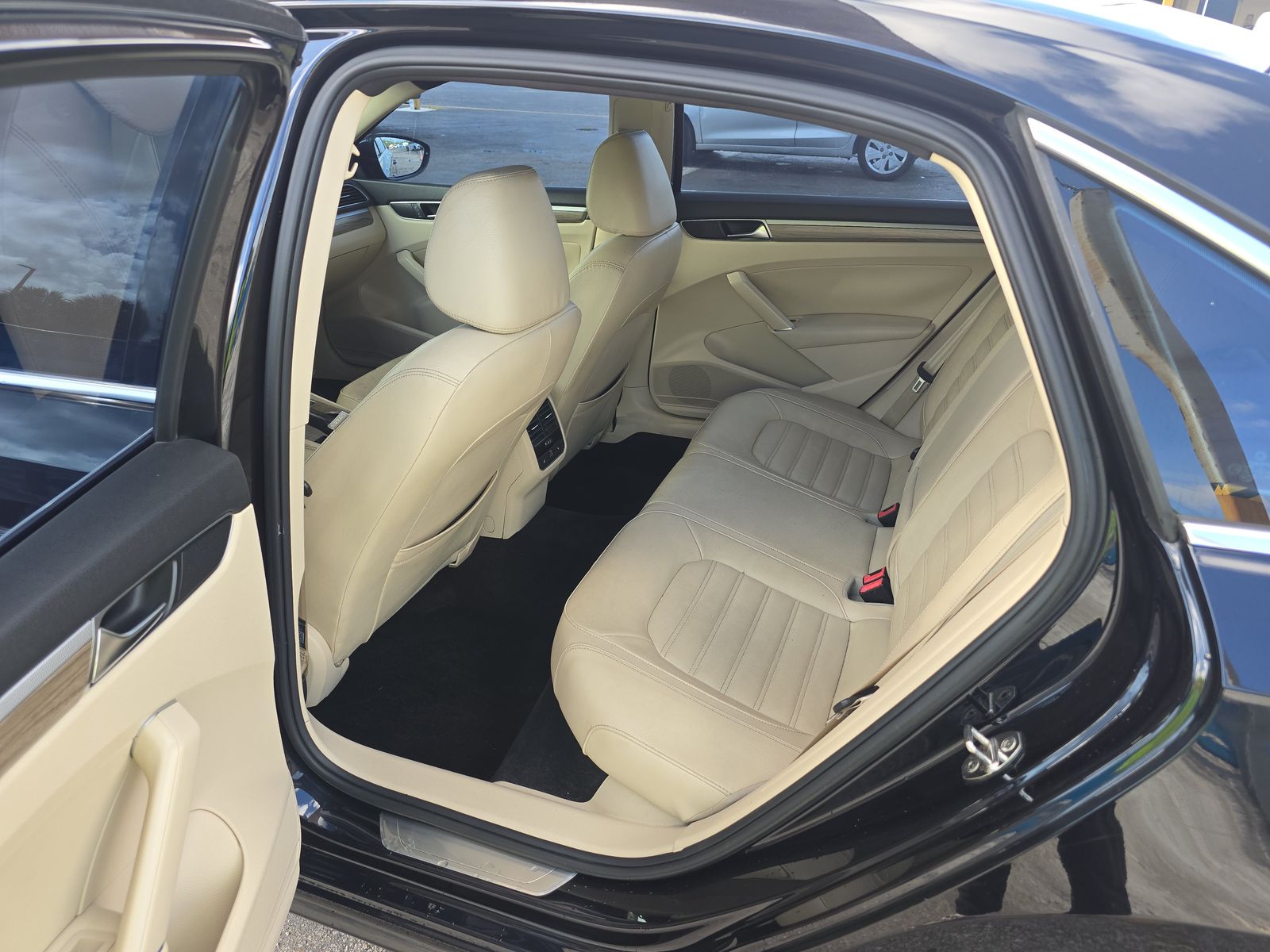 2018 Volkswagen Passat 2.0T SEL Premium FWD