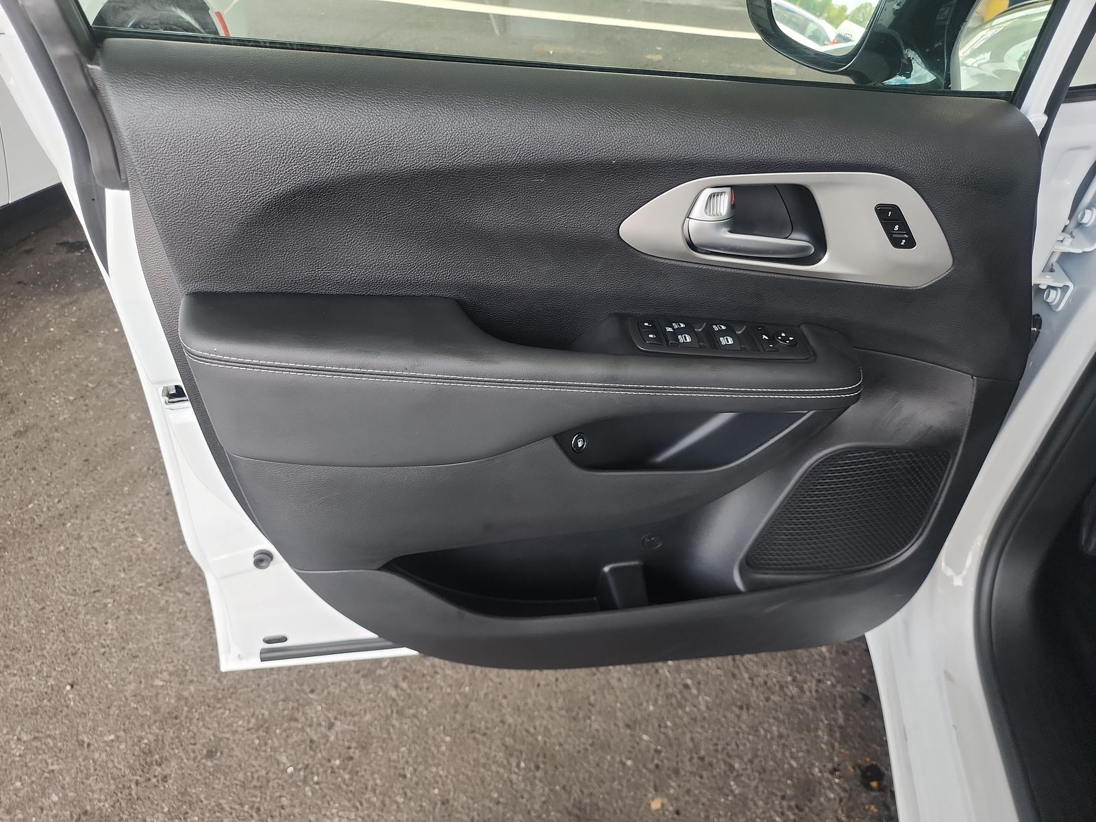 2024 Chrysler Pacifica Hybrid Select Premium S Appearance FWD