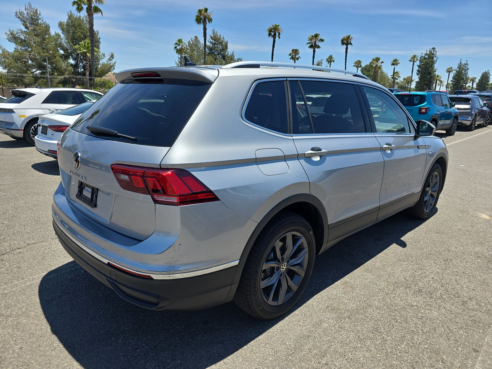 2022 Volkswagen Tiguan 2.0T SE FWD