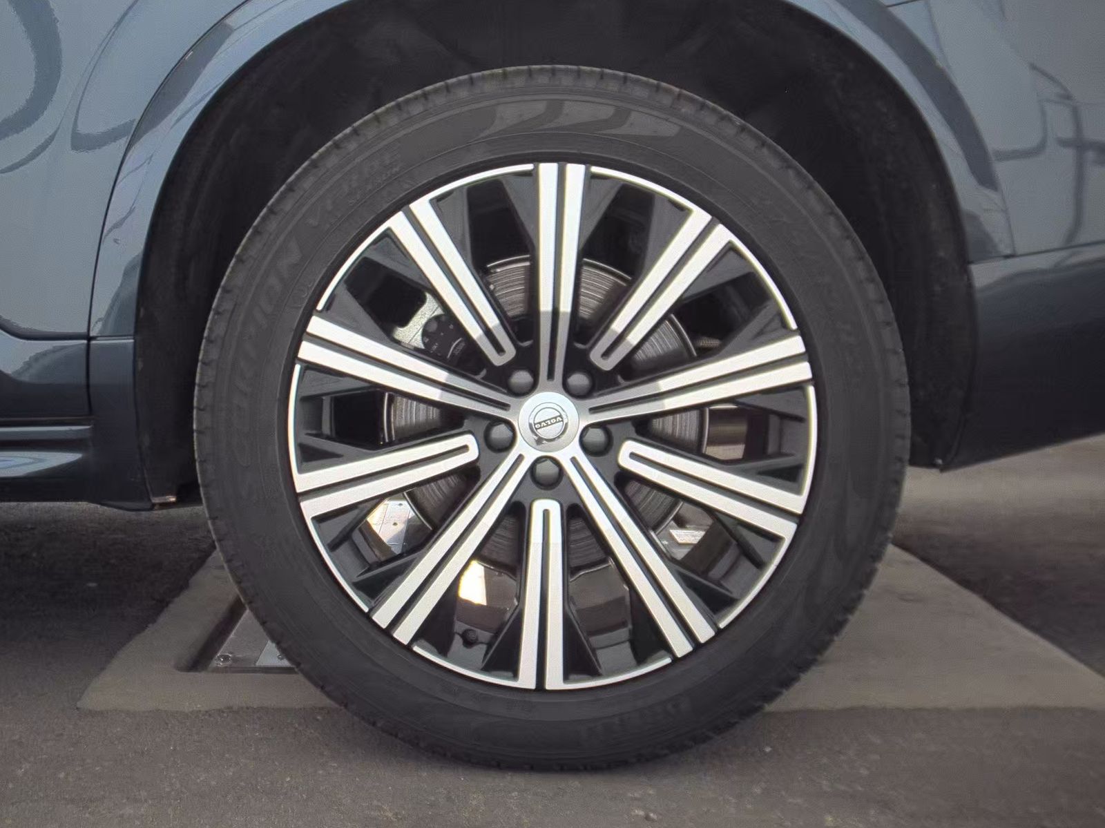 2025 Volvo XC90 B5 Core AWD