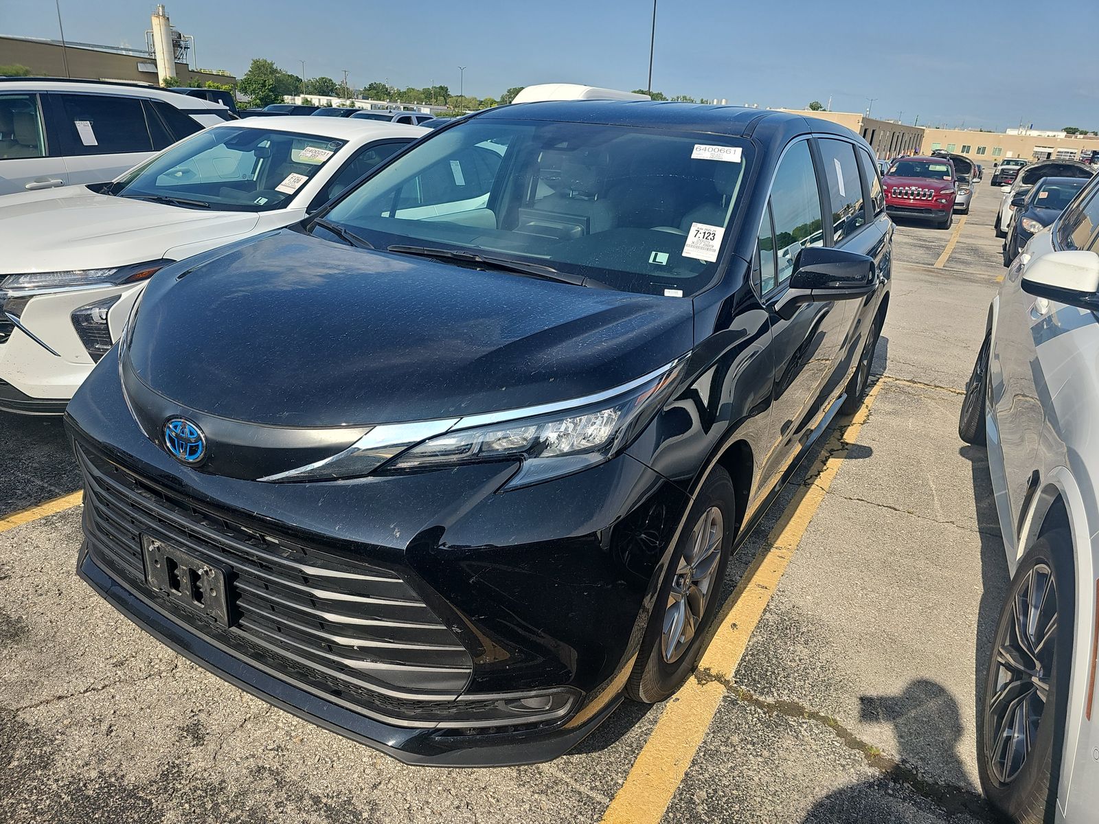2025 Toyota Sienna LE FWD