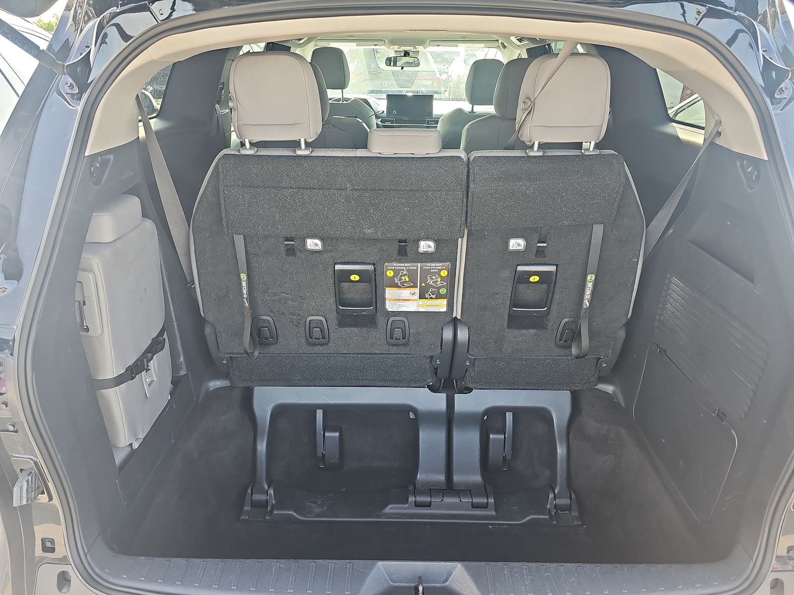 2025 Toyota Sienna LE FWD