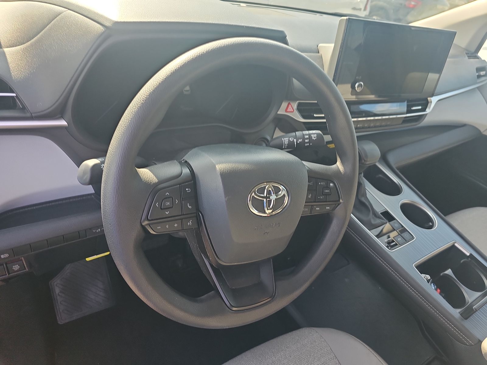 2025 Toyota Sienna LE FWD
