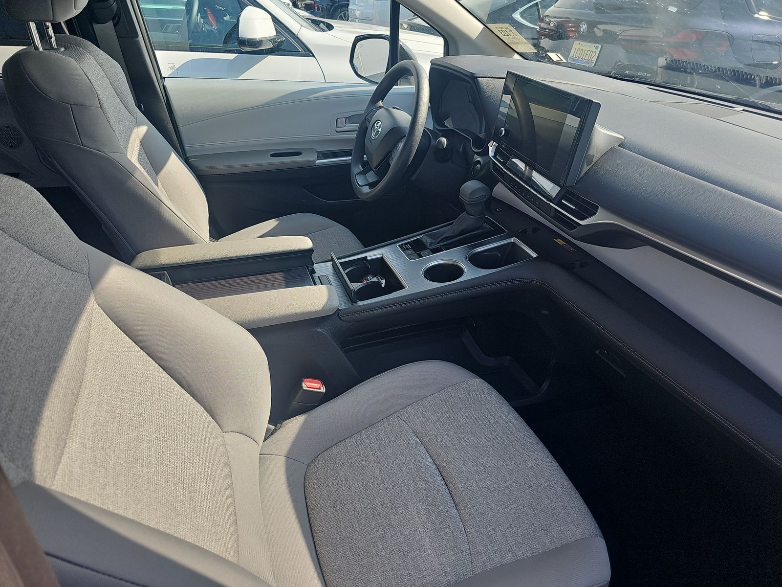 2025 Toyota Sienna LE FWD
