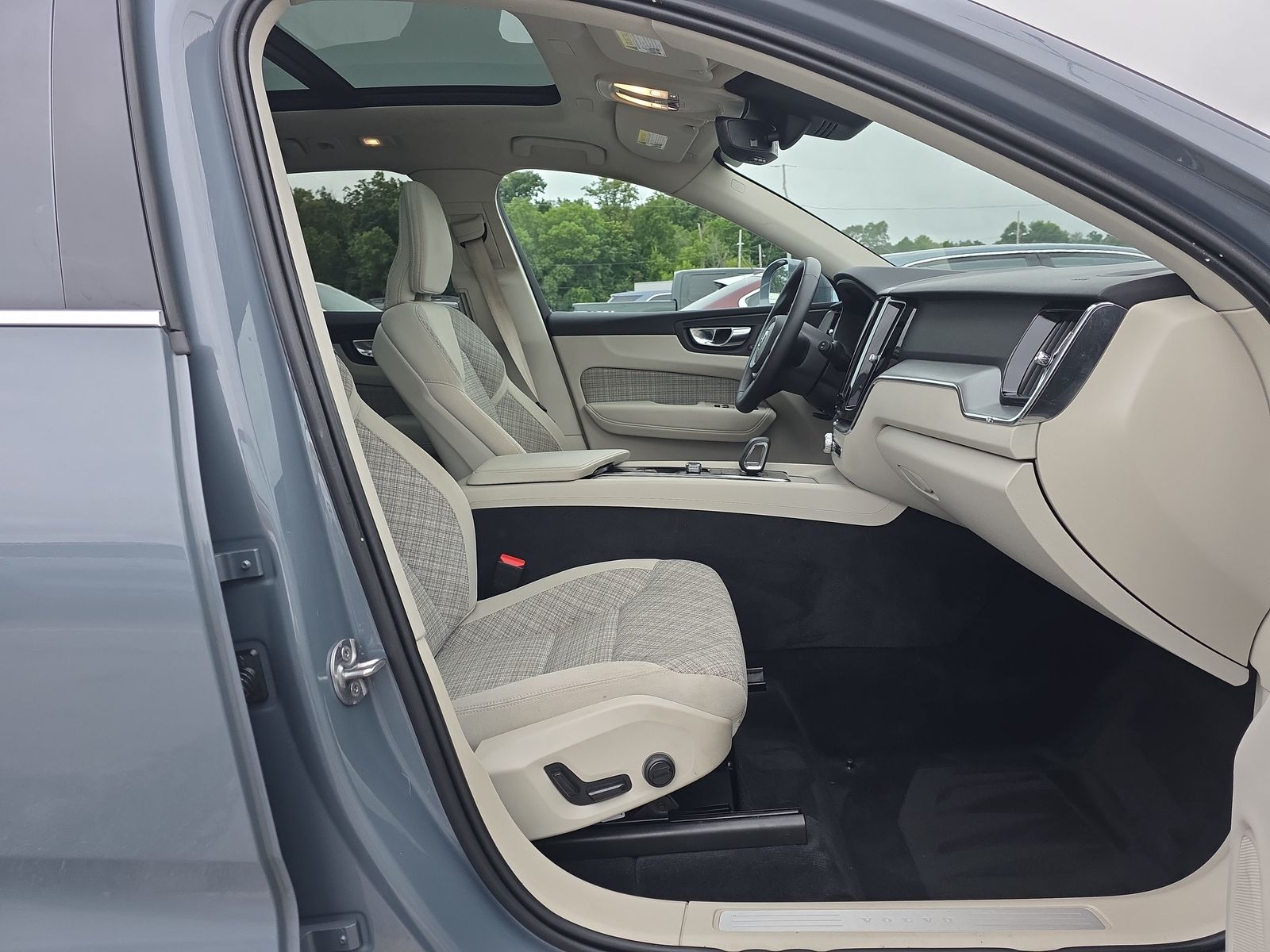 2022 Volvo XC60 B5 Momentum AWD