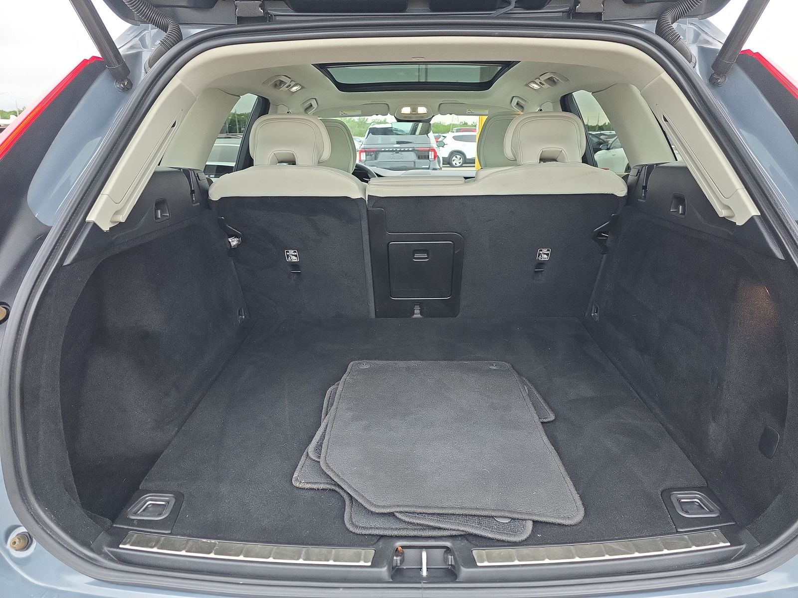 2022 Volvo XC60 B5 Momentum AWD