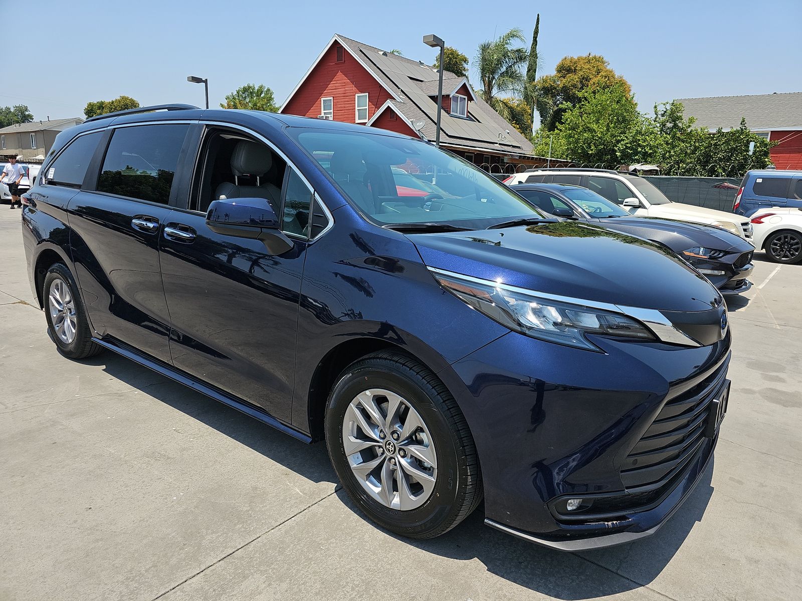 2025 Toyota Sienna XLE FWD