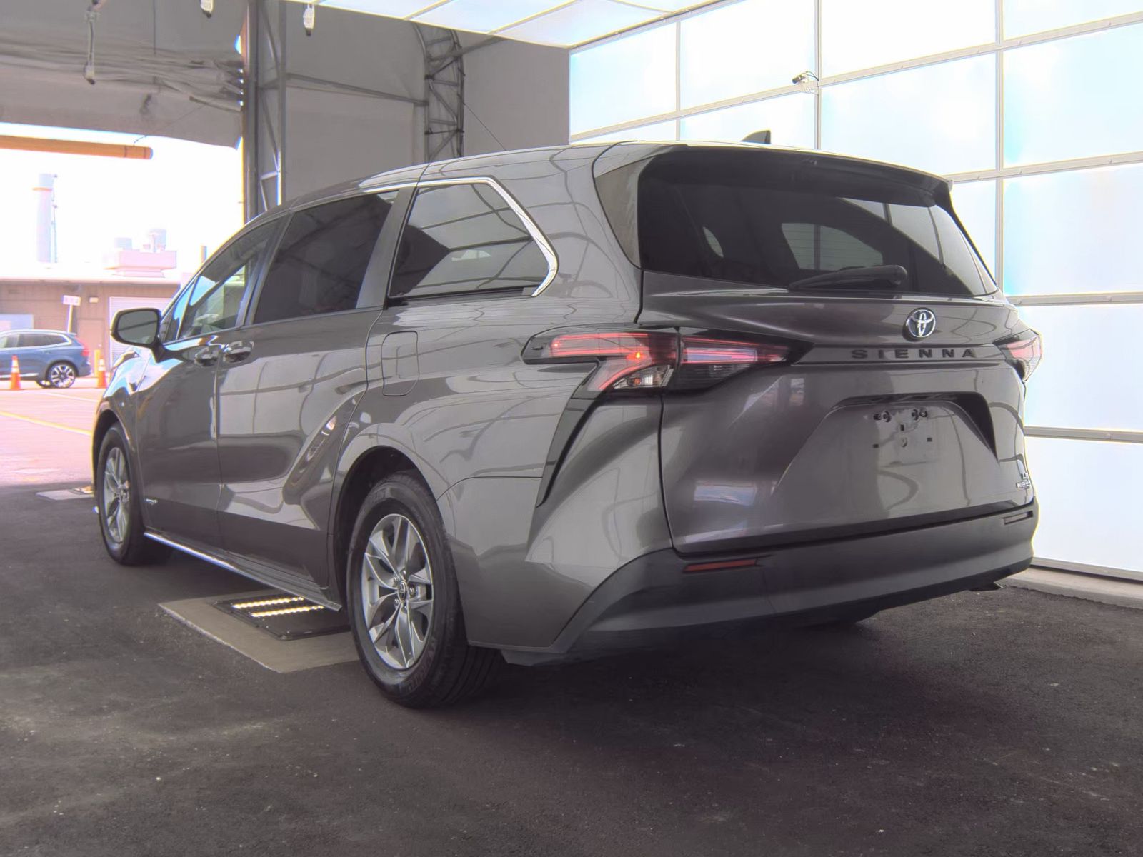 2021 Toyota Sienna LE FWD