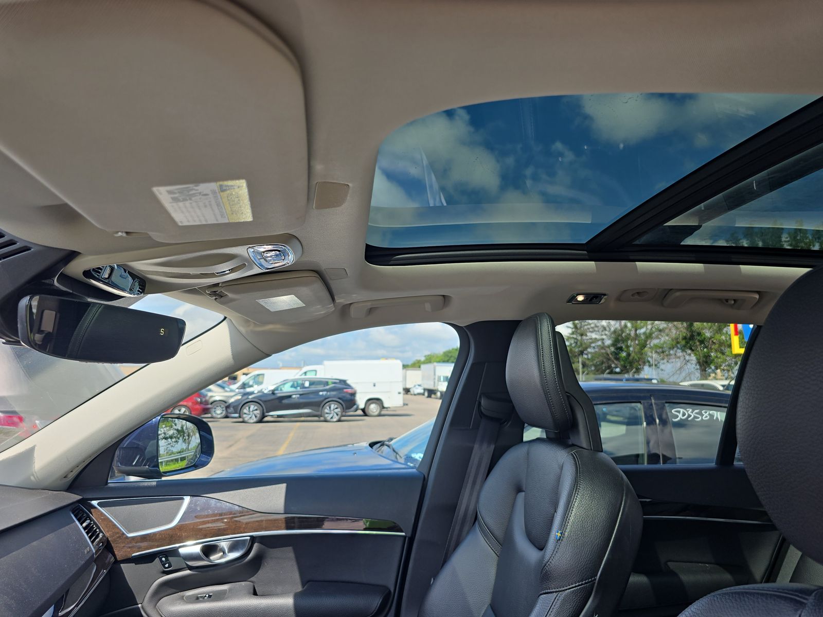 2017 Volvo XC90 T6 Momentum AWD