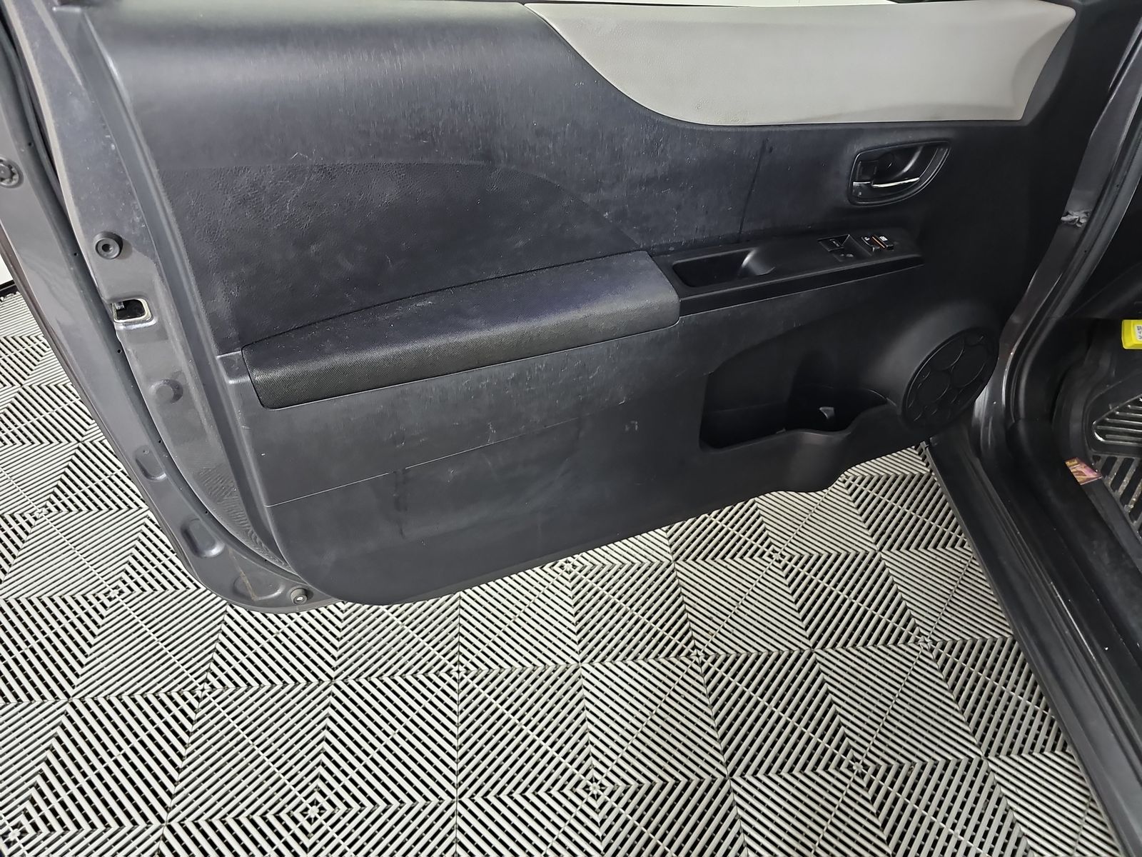 2012 Toyota Yaris LE FWD