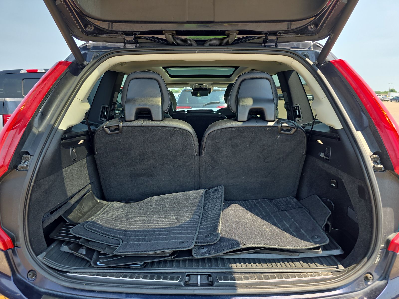 2017 Volvo XC90 T6 Momentum AWD