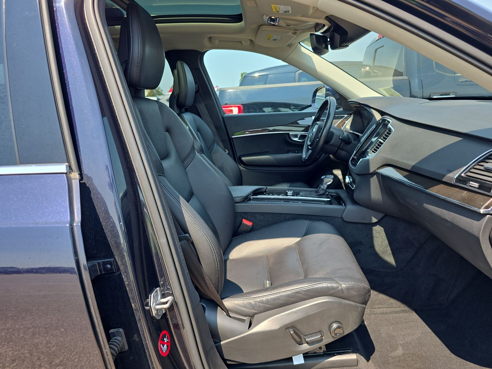 2017 Volvo XC90 T6 Momentum AWD