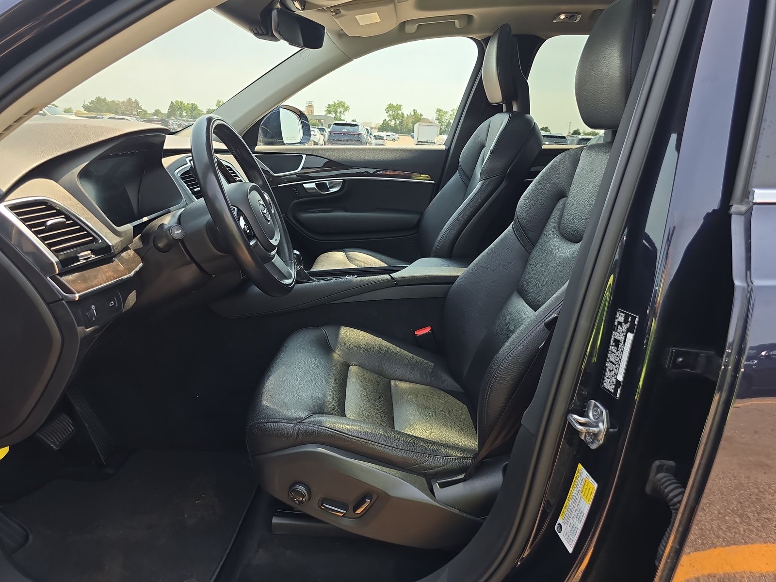 2017 Volvo XC90 T6 Momentum AWD