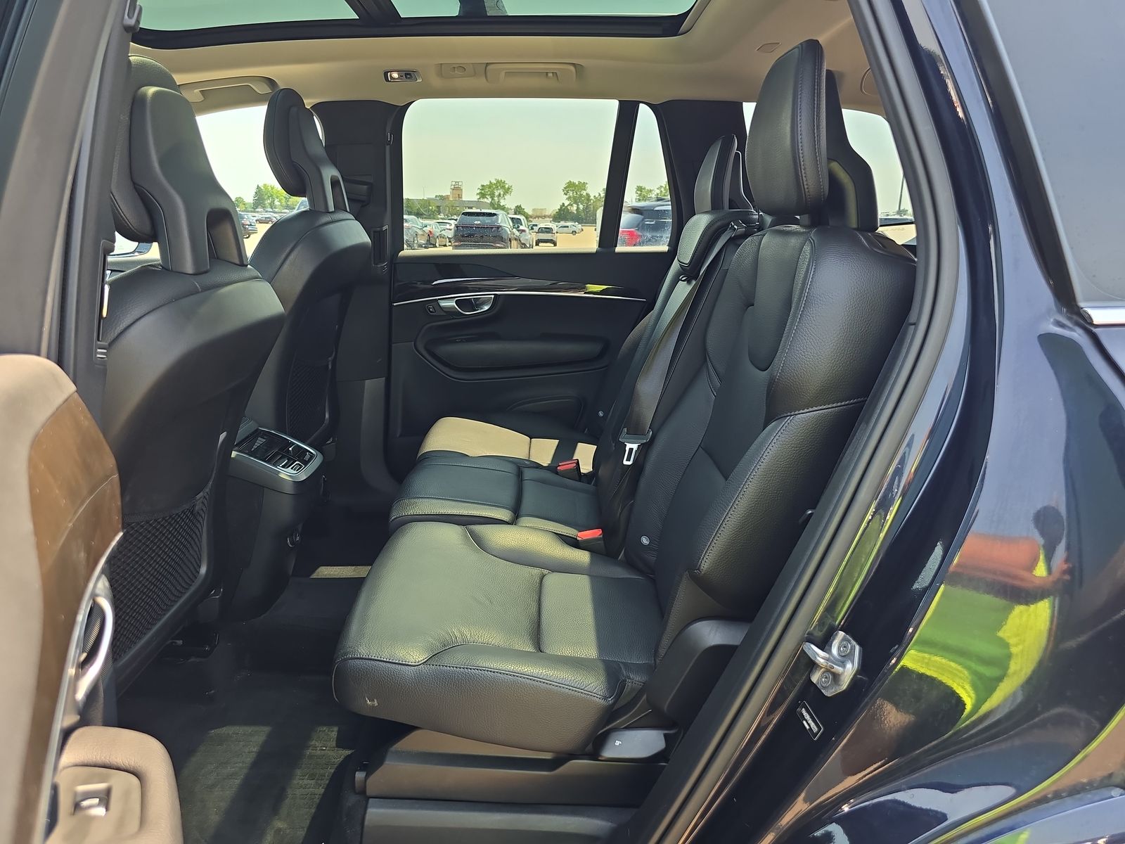 2017 Volvo XC90 T6 Momentum AWD