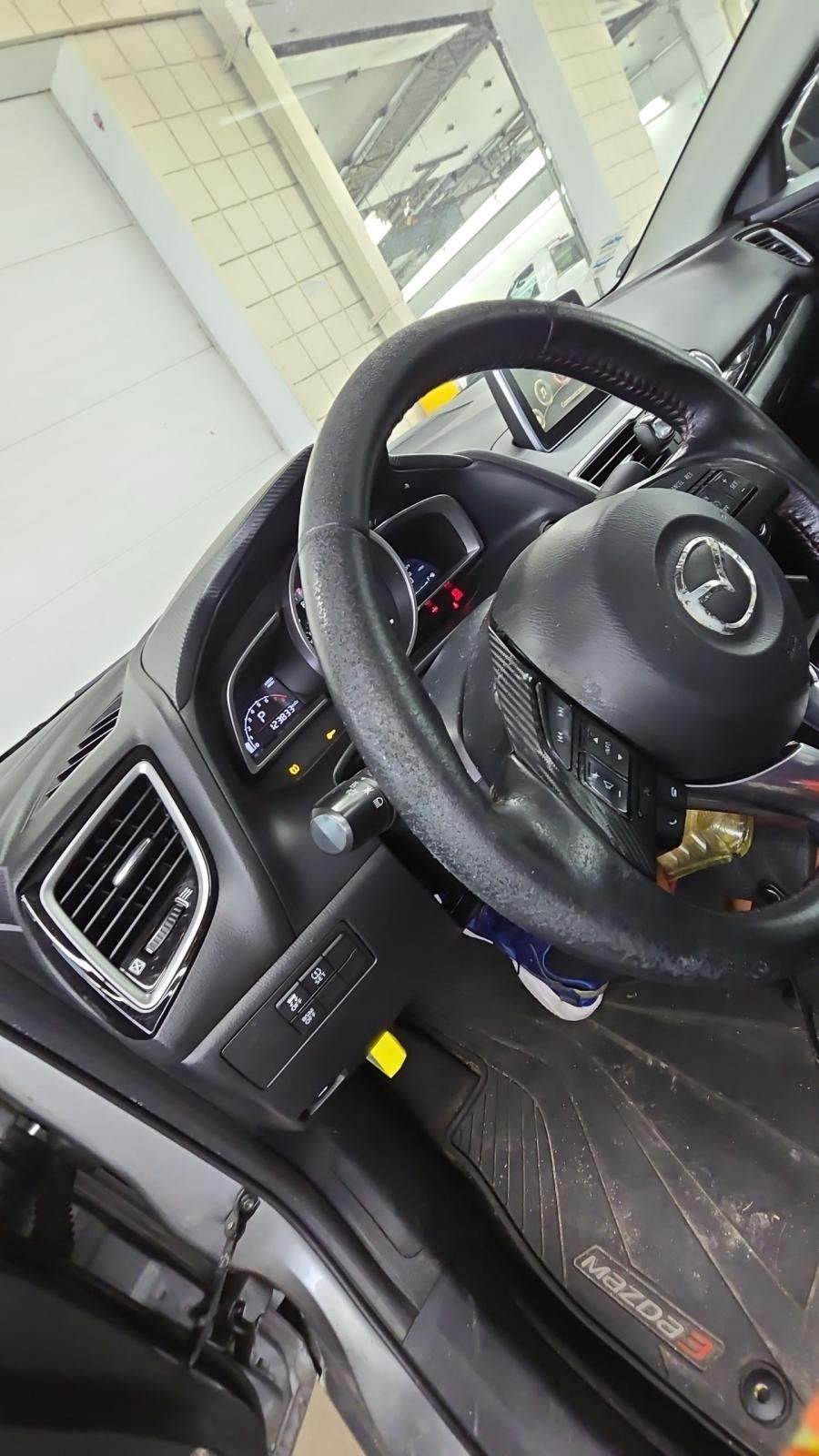 2015 MAZDA MAZDA3 i Touring FWD