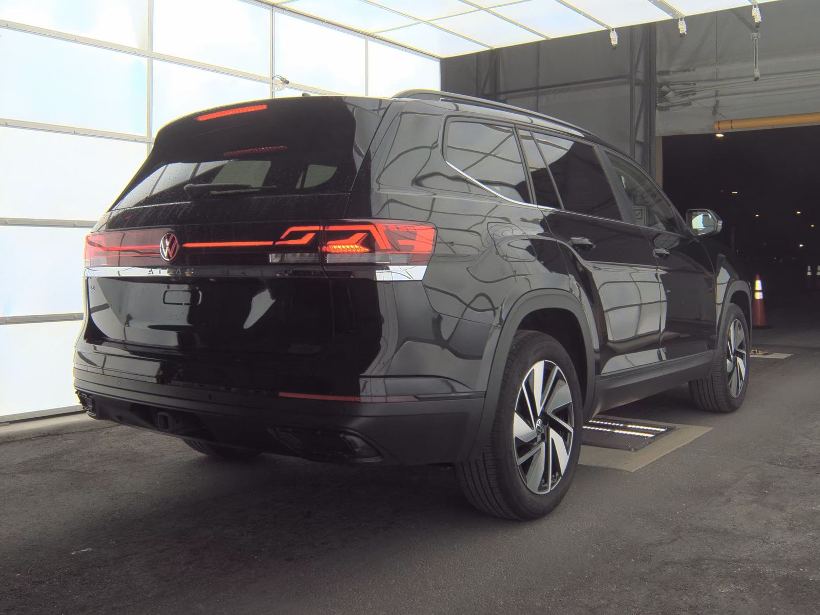 2025 Volkswagen Atlas 2.0T SE FWD