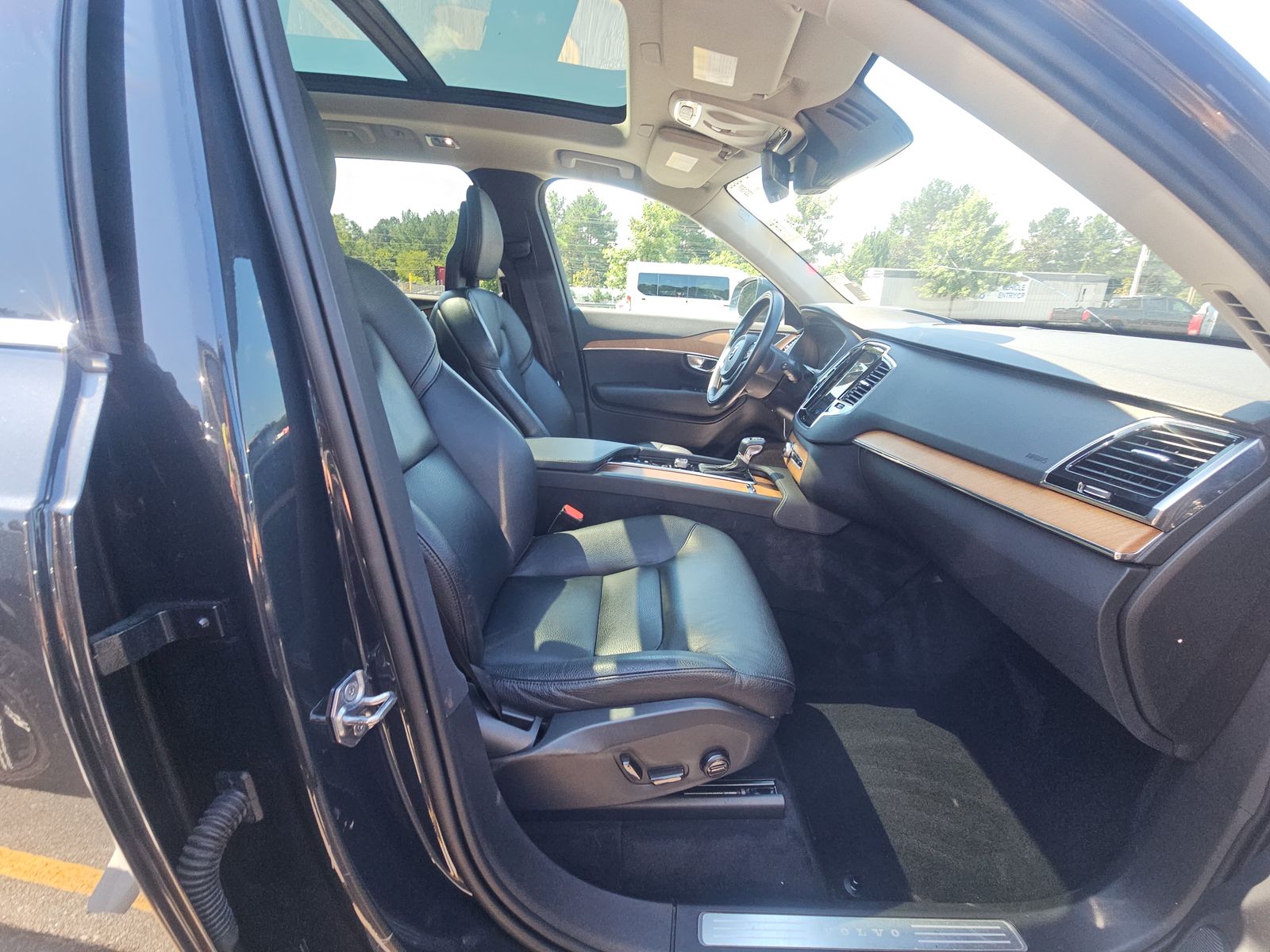 2021 Volvo XC90 T6 Momentum AWD