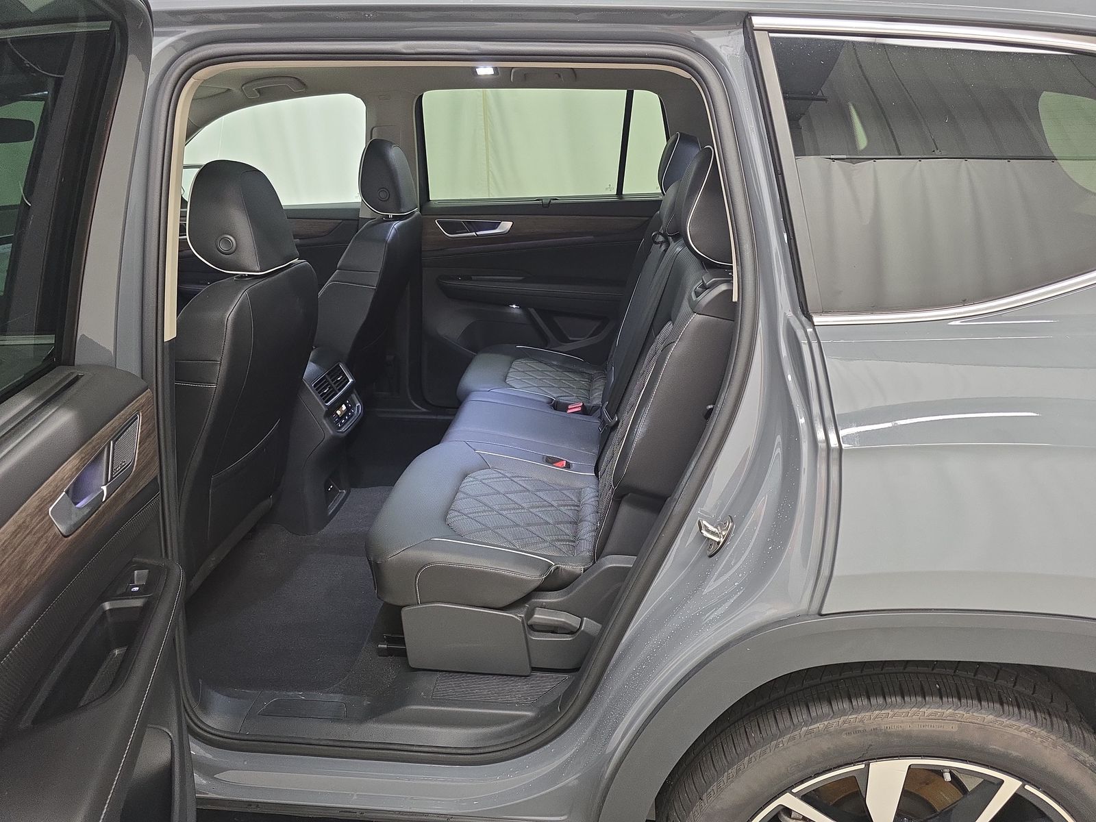 2025 Volkswagen Atlas 2.0T SEL Premium R-Line AWD