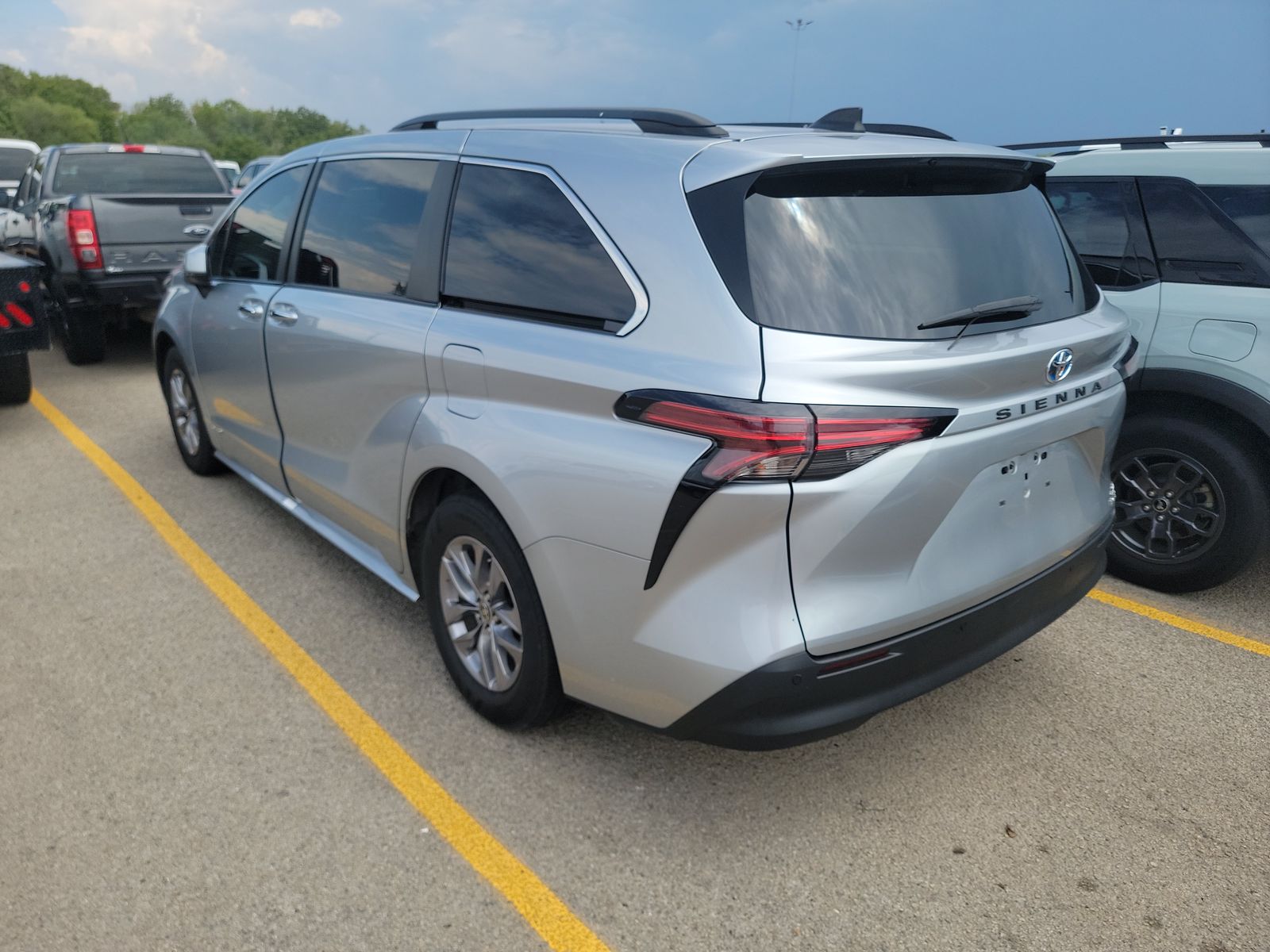 2021 Toyota Sienna XLE FWD