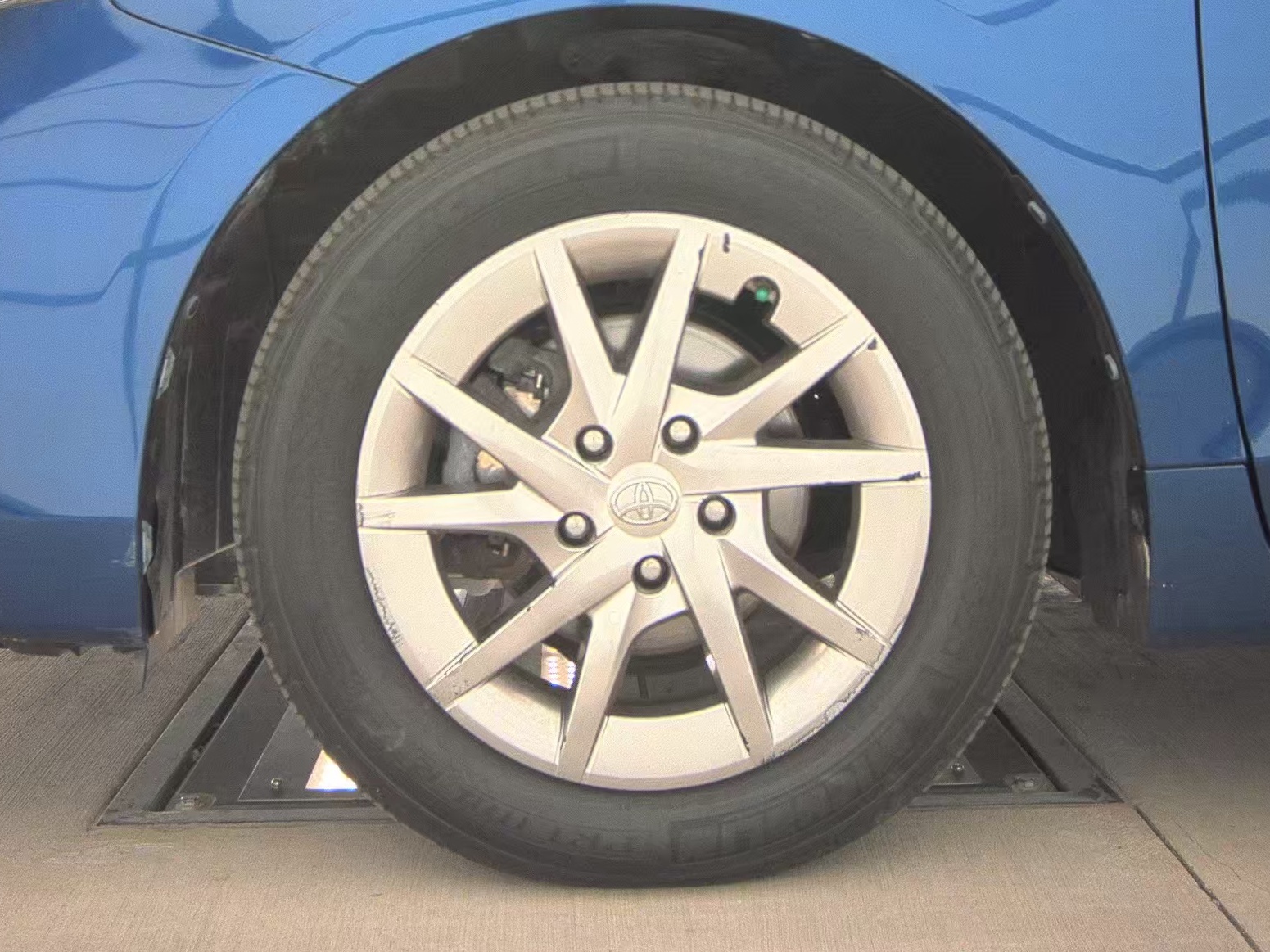 2015 Toyota Prius v Three FWD