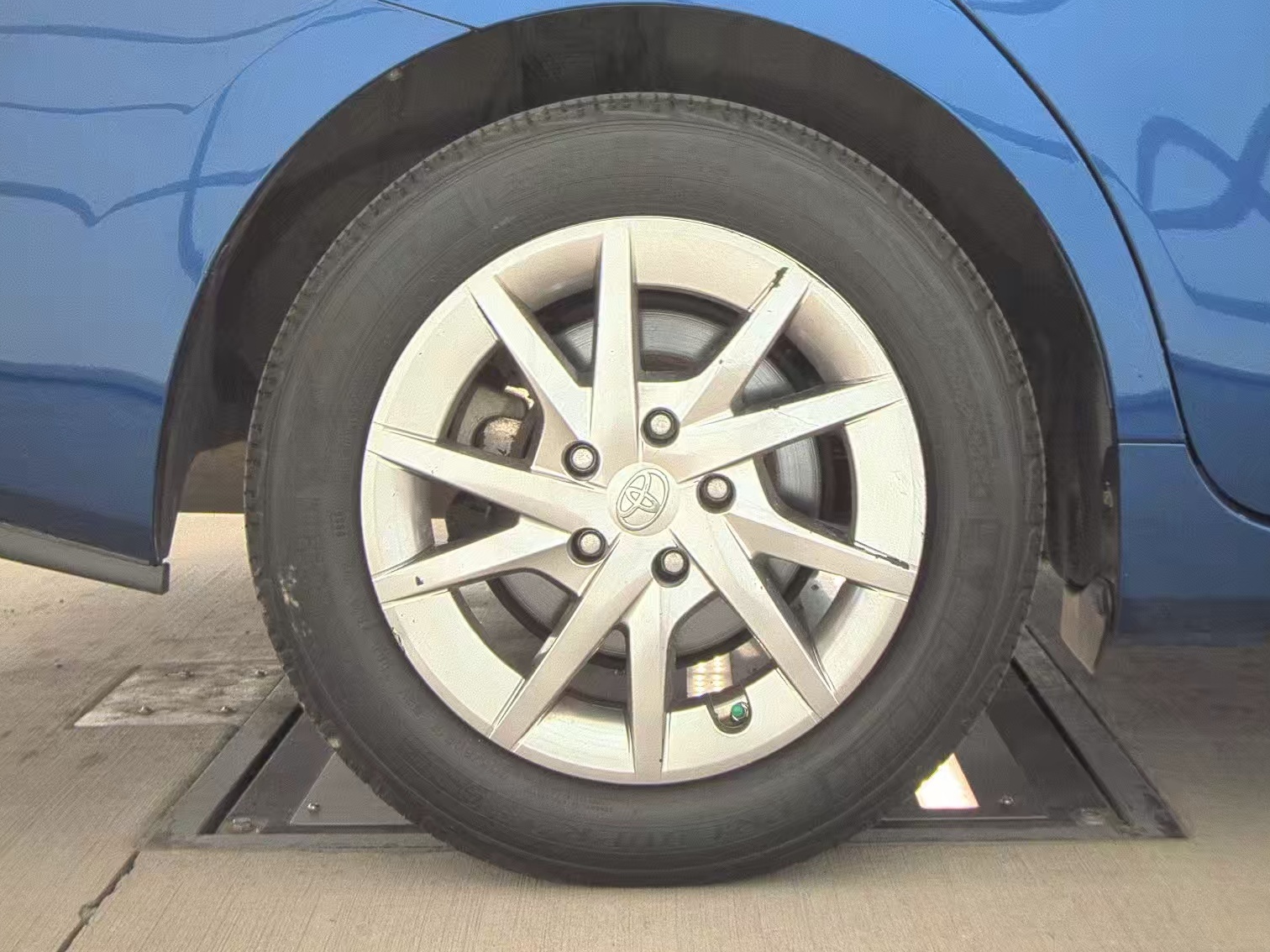 2015 Toyota Prius v Three FWD