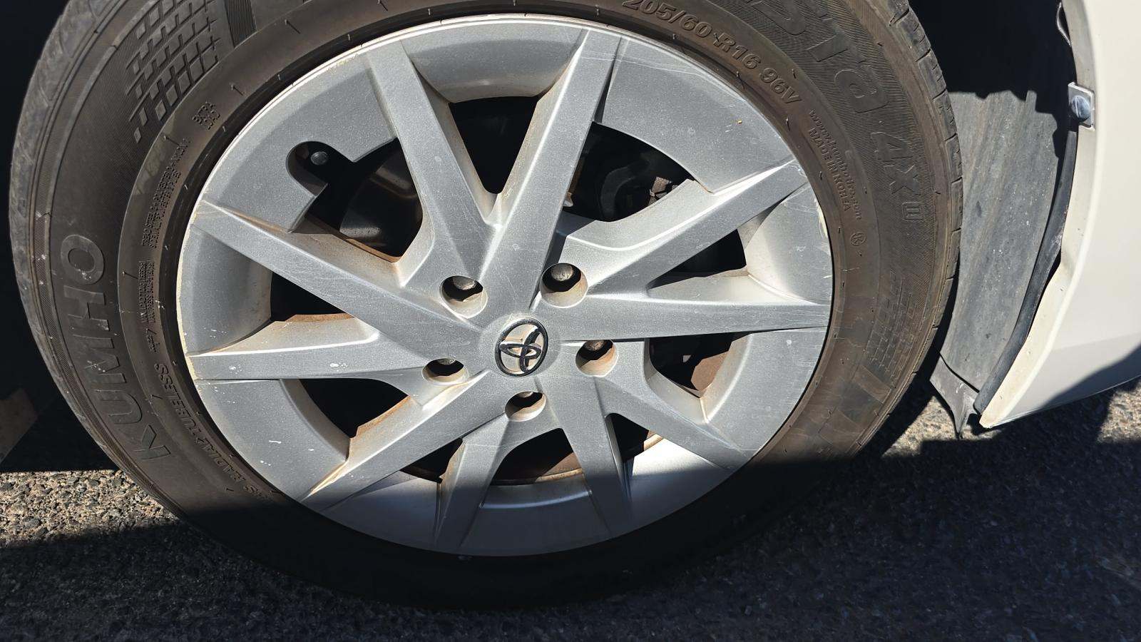2014 Toyota Prius v Two FWD