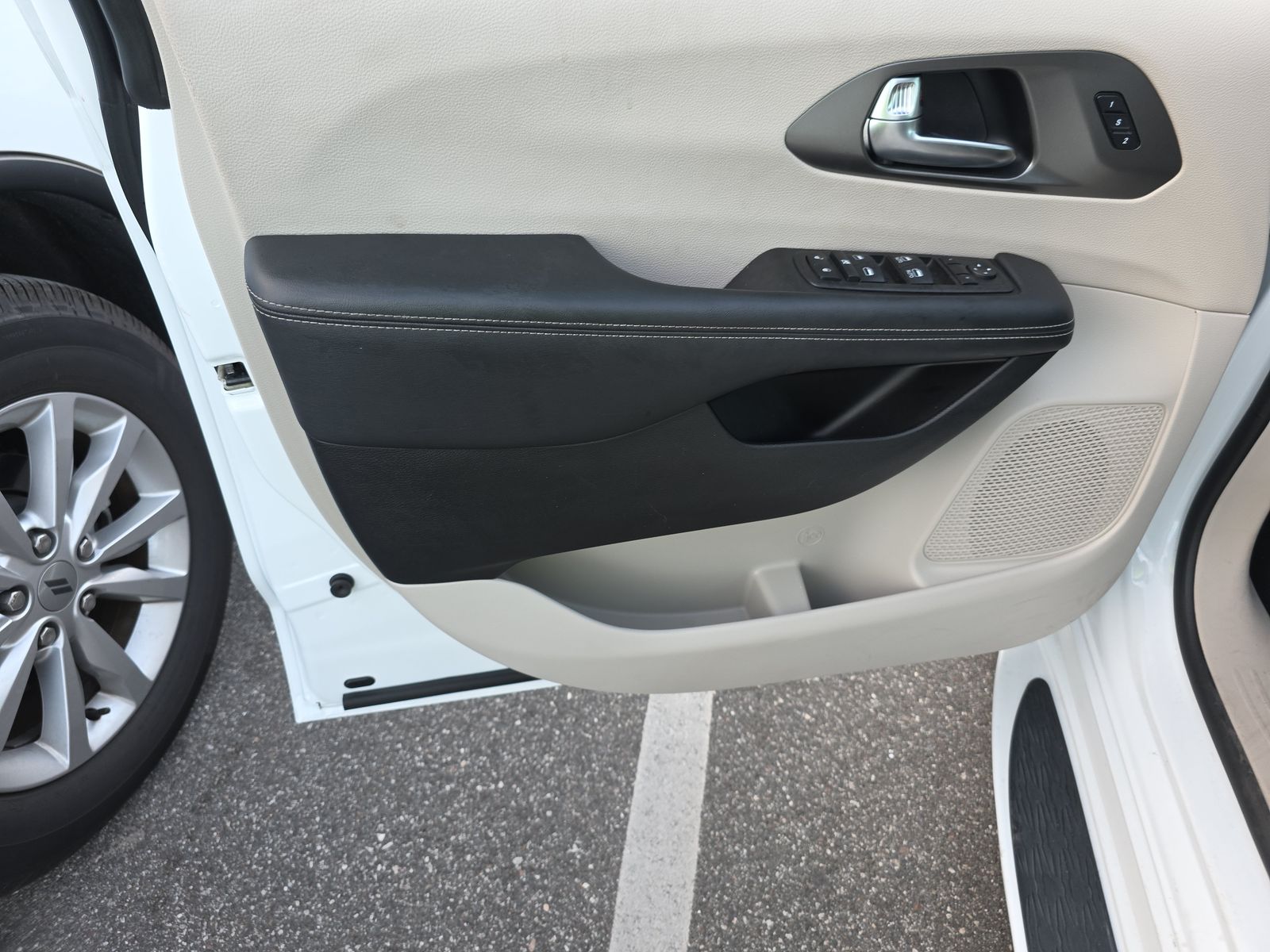 2023 Chrysler Pacifica Touring L FWD