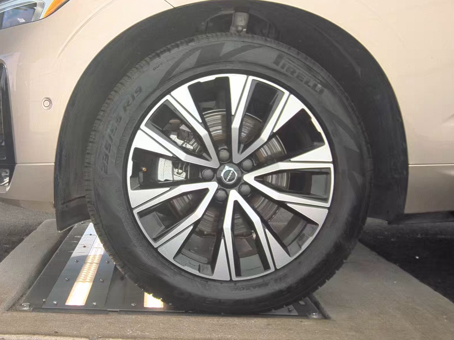 2025 Volvo XC60 B5 Plus AWD