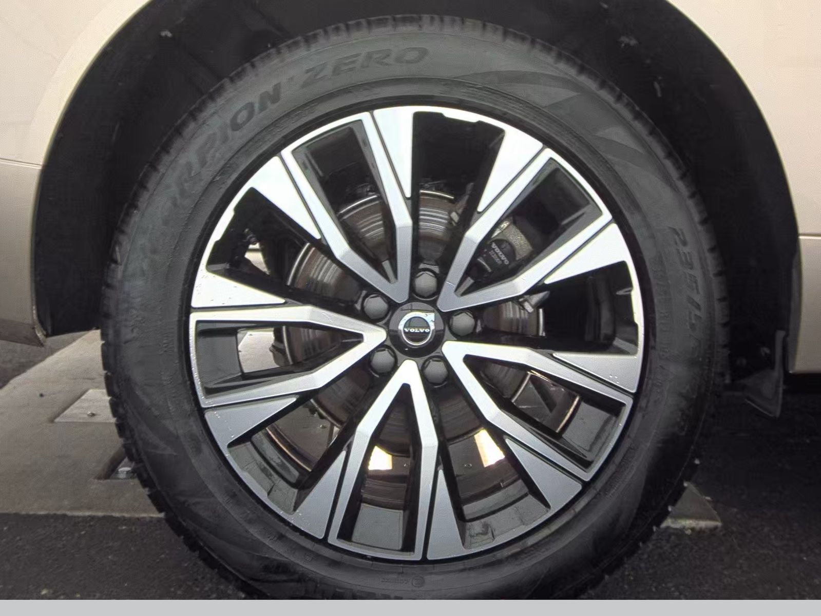 2025 Volvo XC60 B5 Plus AWD