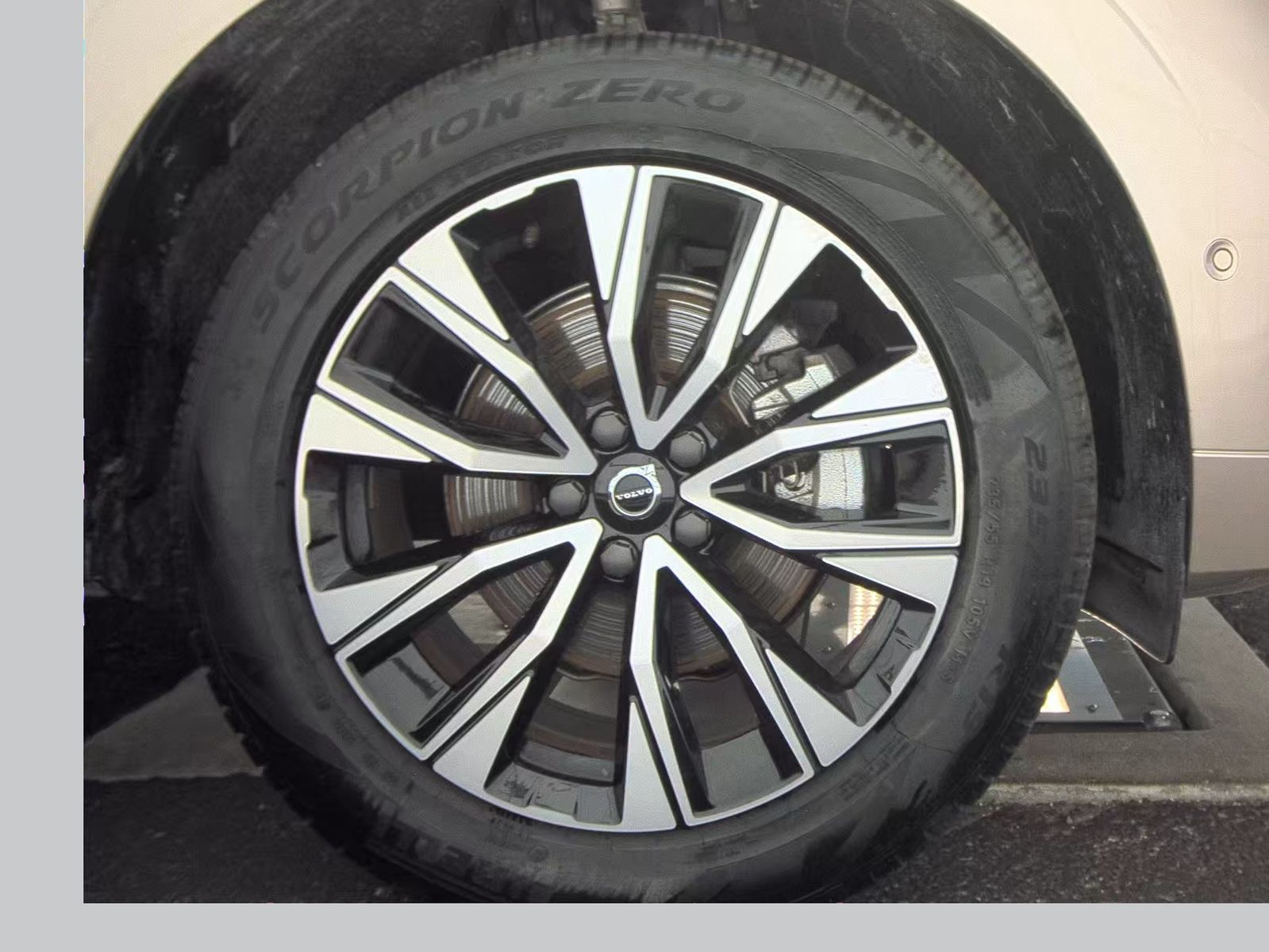 2025 Volvo XC60 B5 Plus AWD