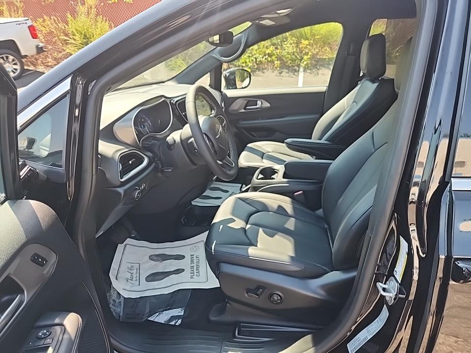 2025 Chrysler Pacifica Select FWD