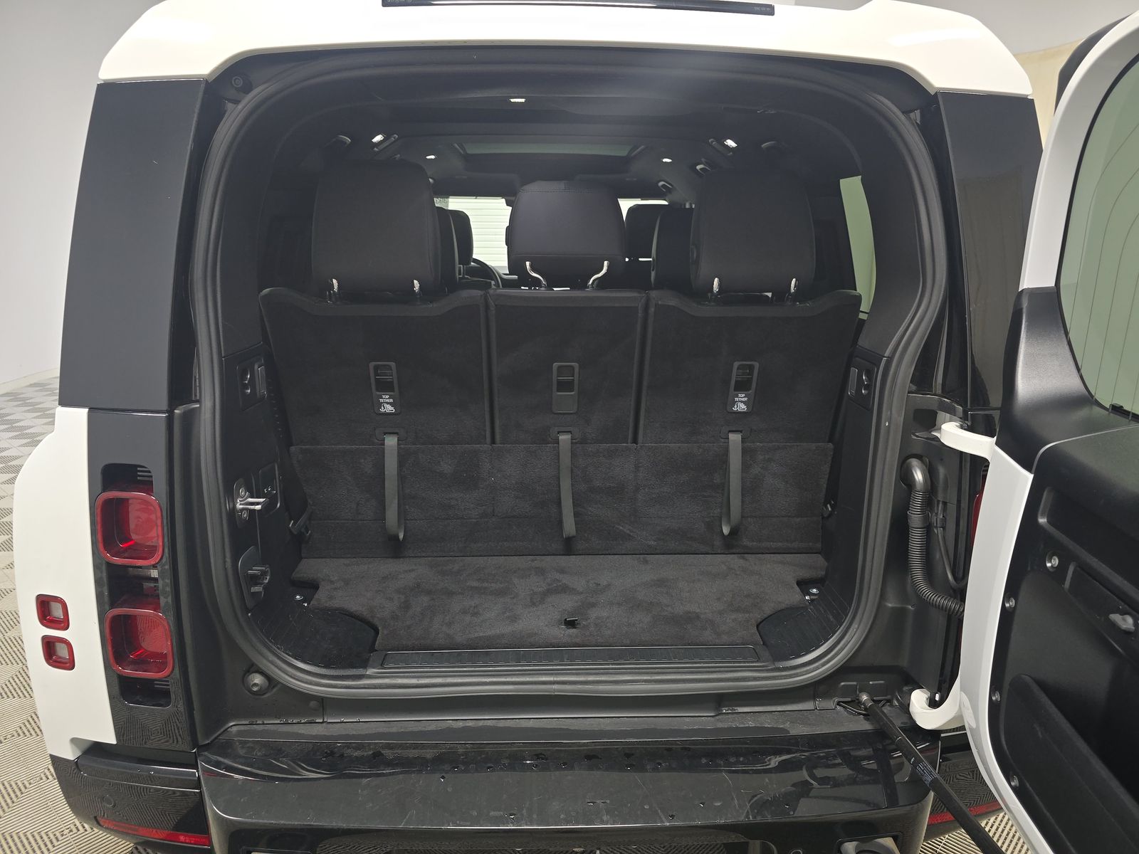 2024 Land Rover Defender 130 X-Dynamic SE AWD