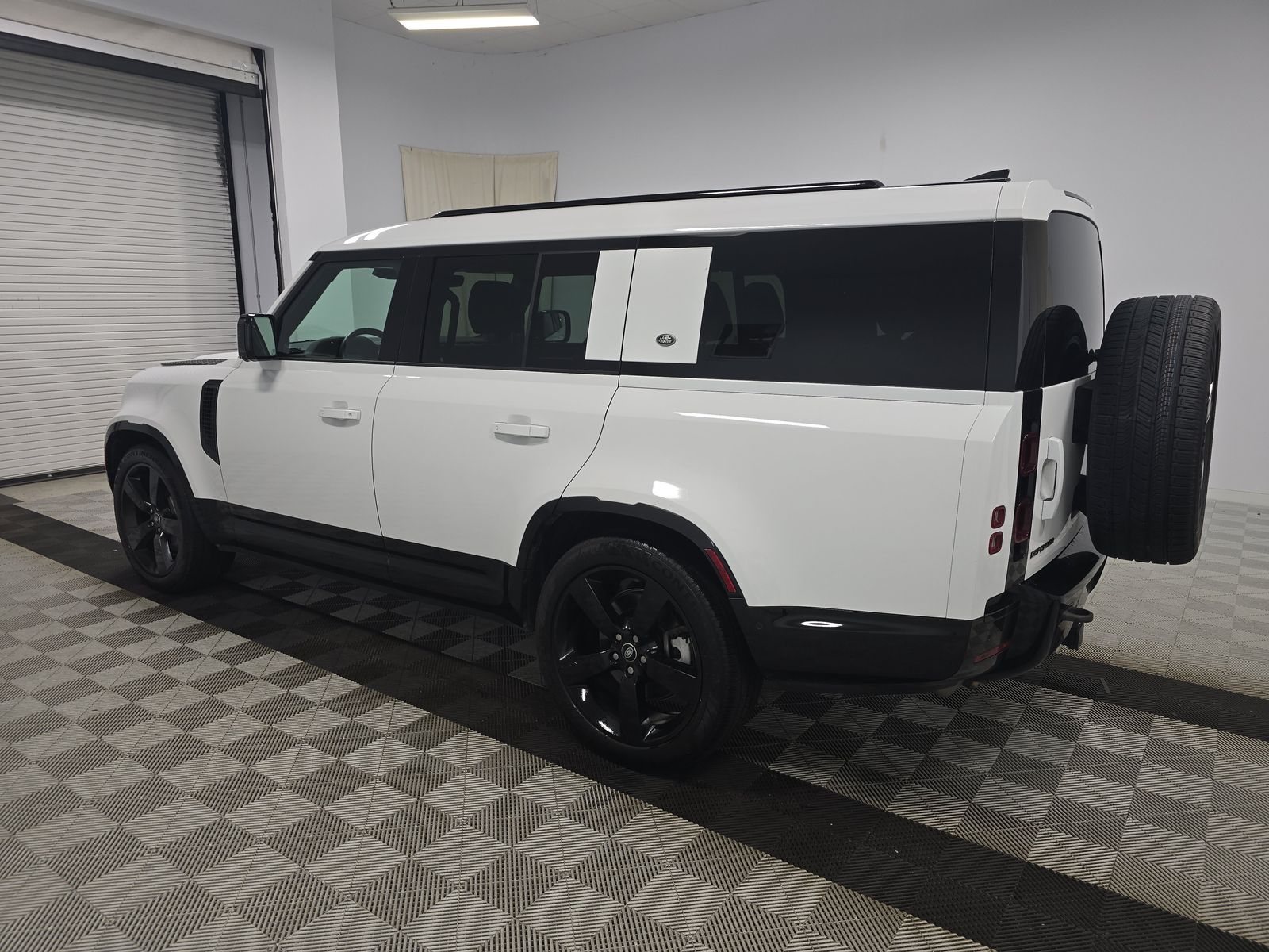 2024 Land Rover Defender 130 X-Dynamic SE AWD