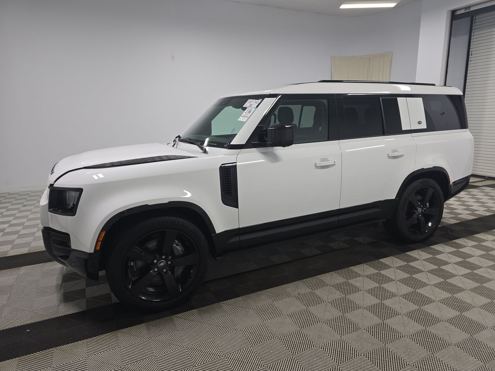 2024 Land Rover Defender 130 X-Dynamic SE AWD