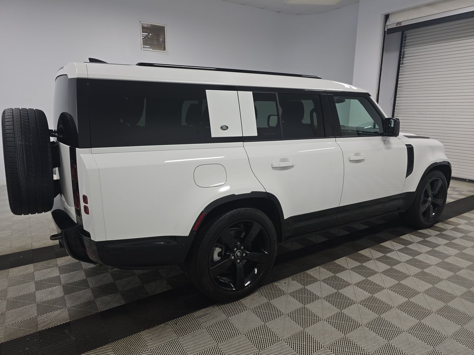 2024 Land Rover Defender 130 X-Dynamic SE AWD