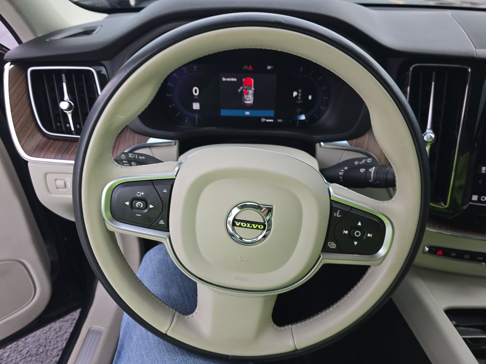 2022 Volvo XC60 B5 Momentum FWD