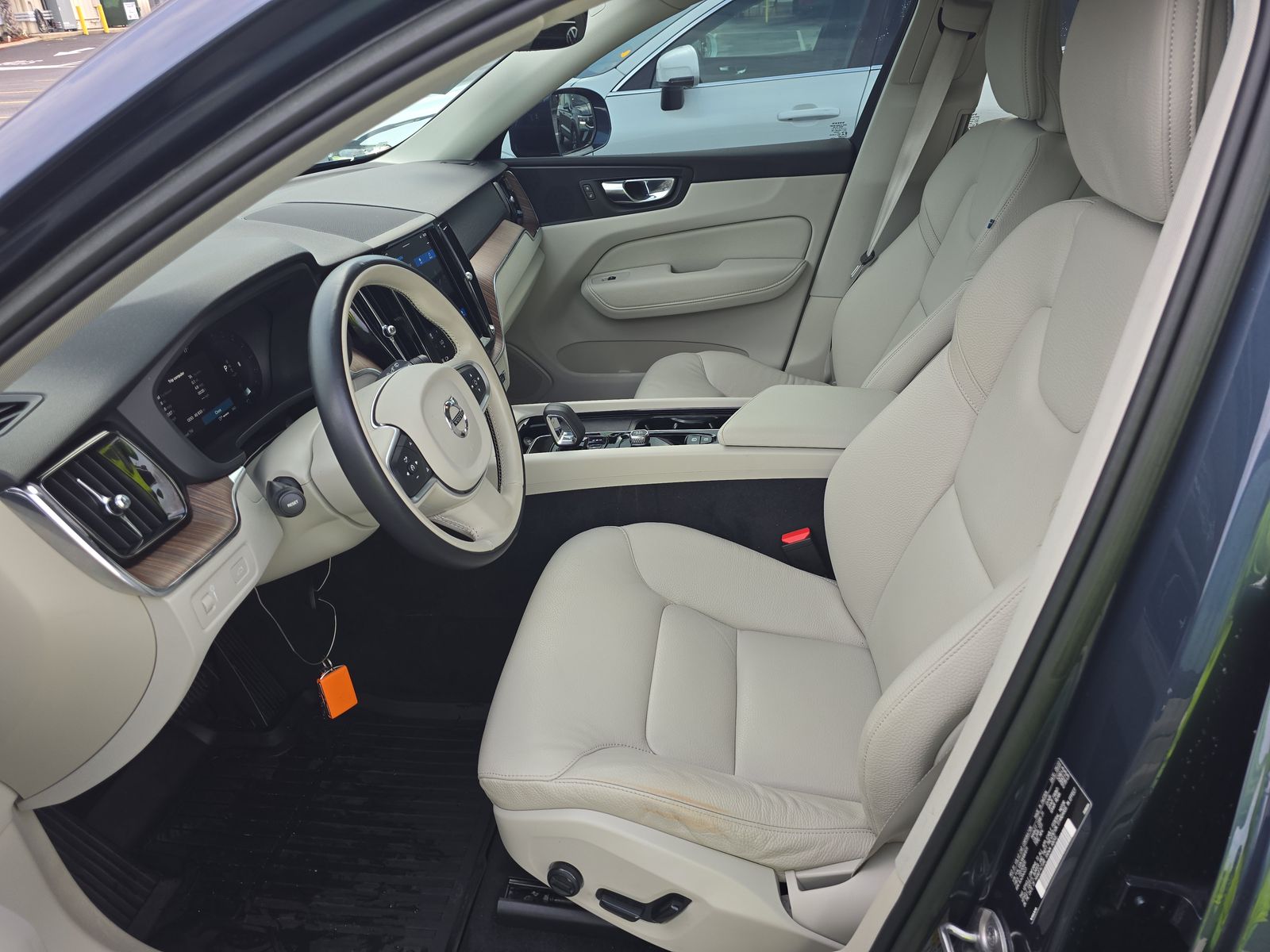 2022 Volvo XC60 B5 Momentum FWD