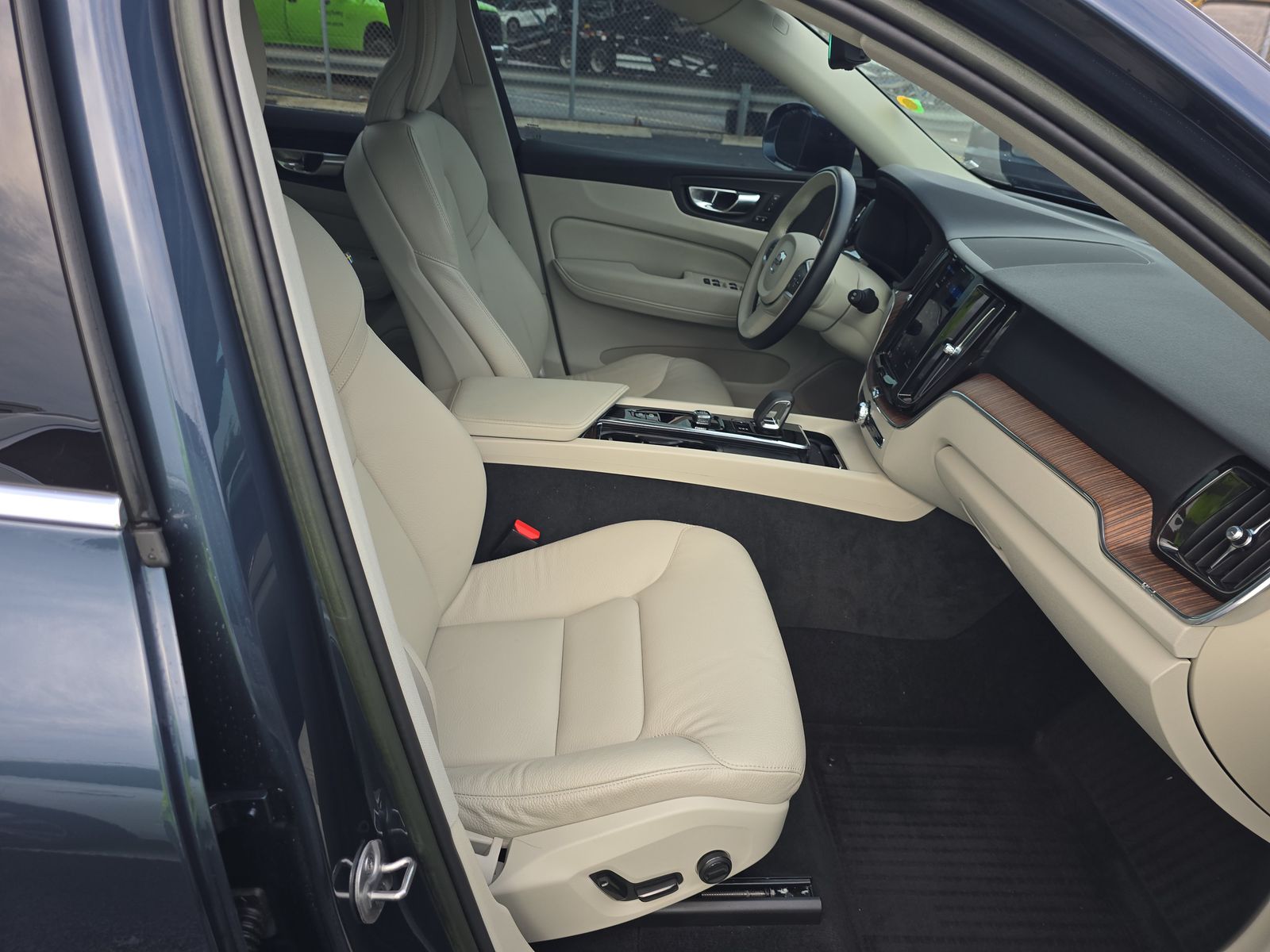 2022 Volvo XC60 B5 Momentum FWD