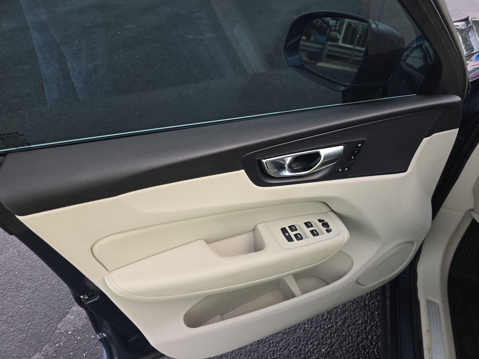 2022 Volvo XC60 B5 Momentum FWD