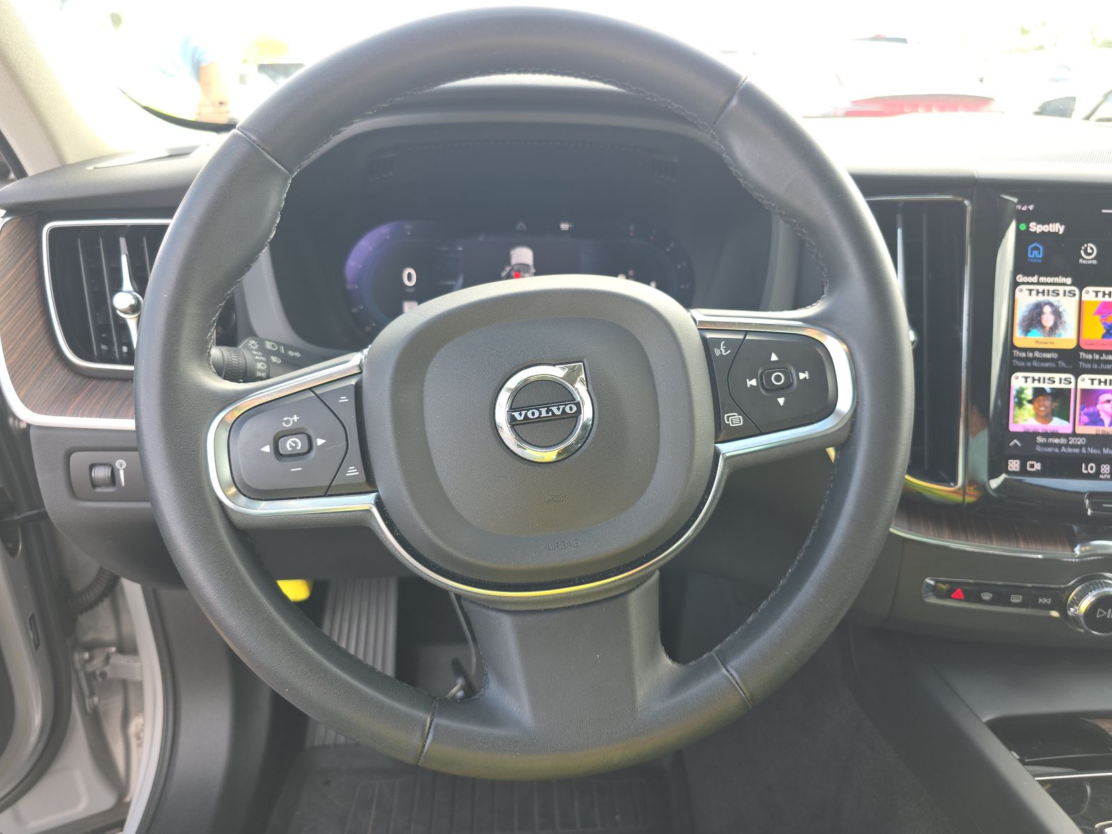 2022 Volvo XC60 B5 Momentum FWD