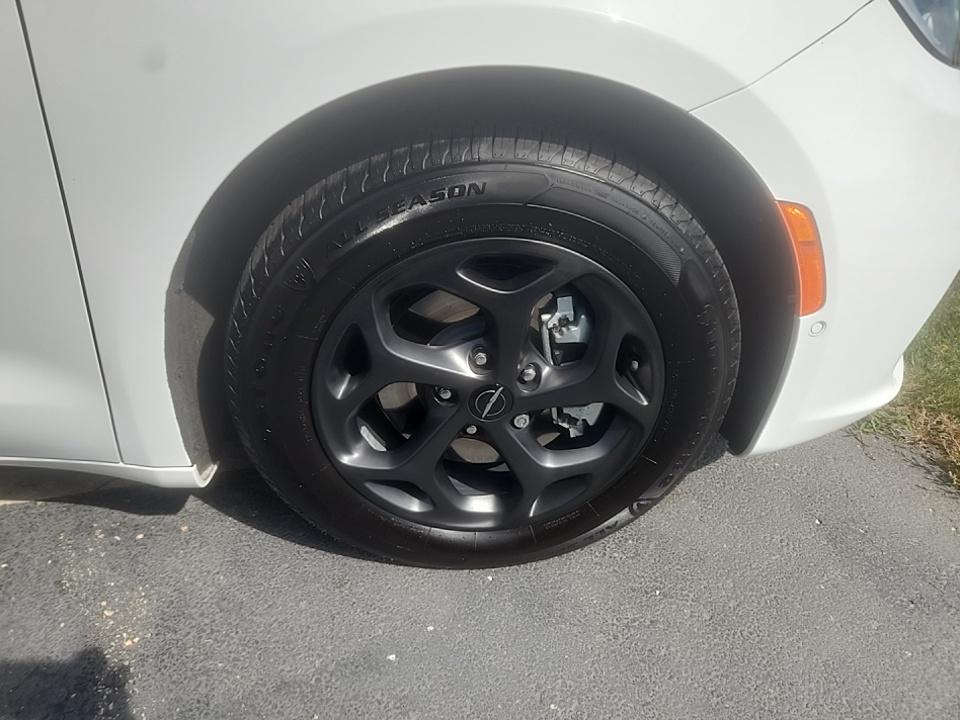 2022 Chrysler Pacifica Hybrid Limited FWD