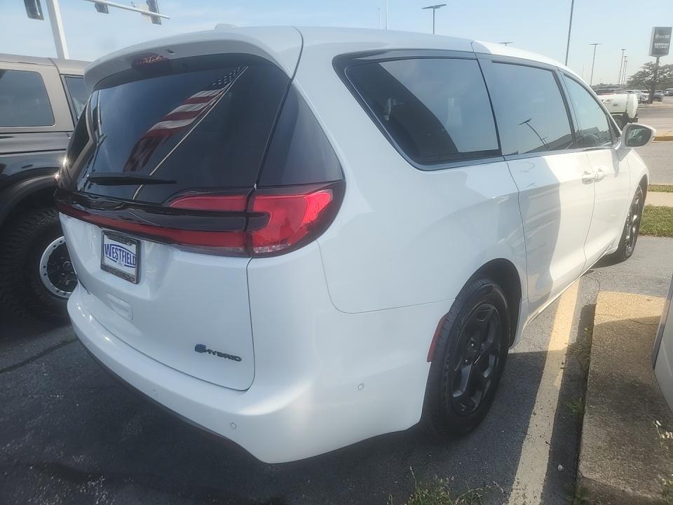 2022 Chrysler Pacifica Hybrid Limited FWD