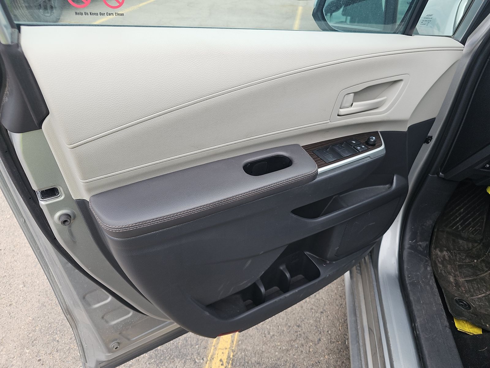 2024 Toyota Sienna LE FWD