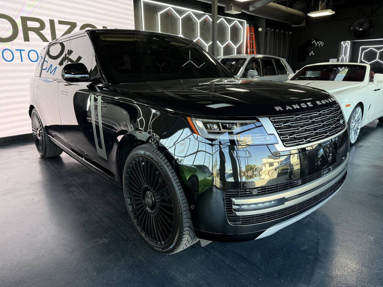 2025 Land Rover Range Rover SE LWB w/7-Passenger Seating