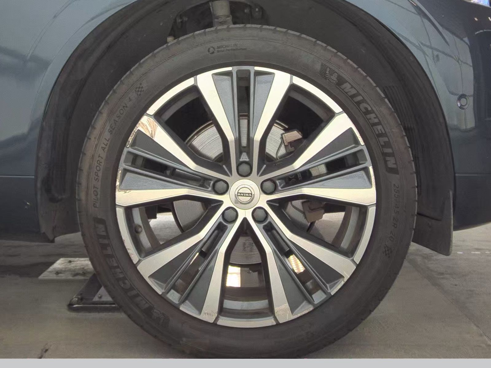 2022 Volvo XC60 B5 Momentum FWD