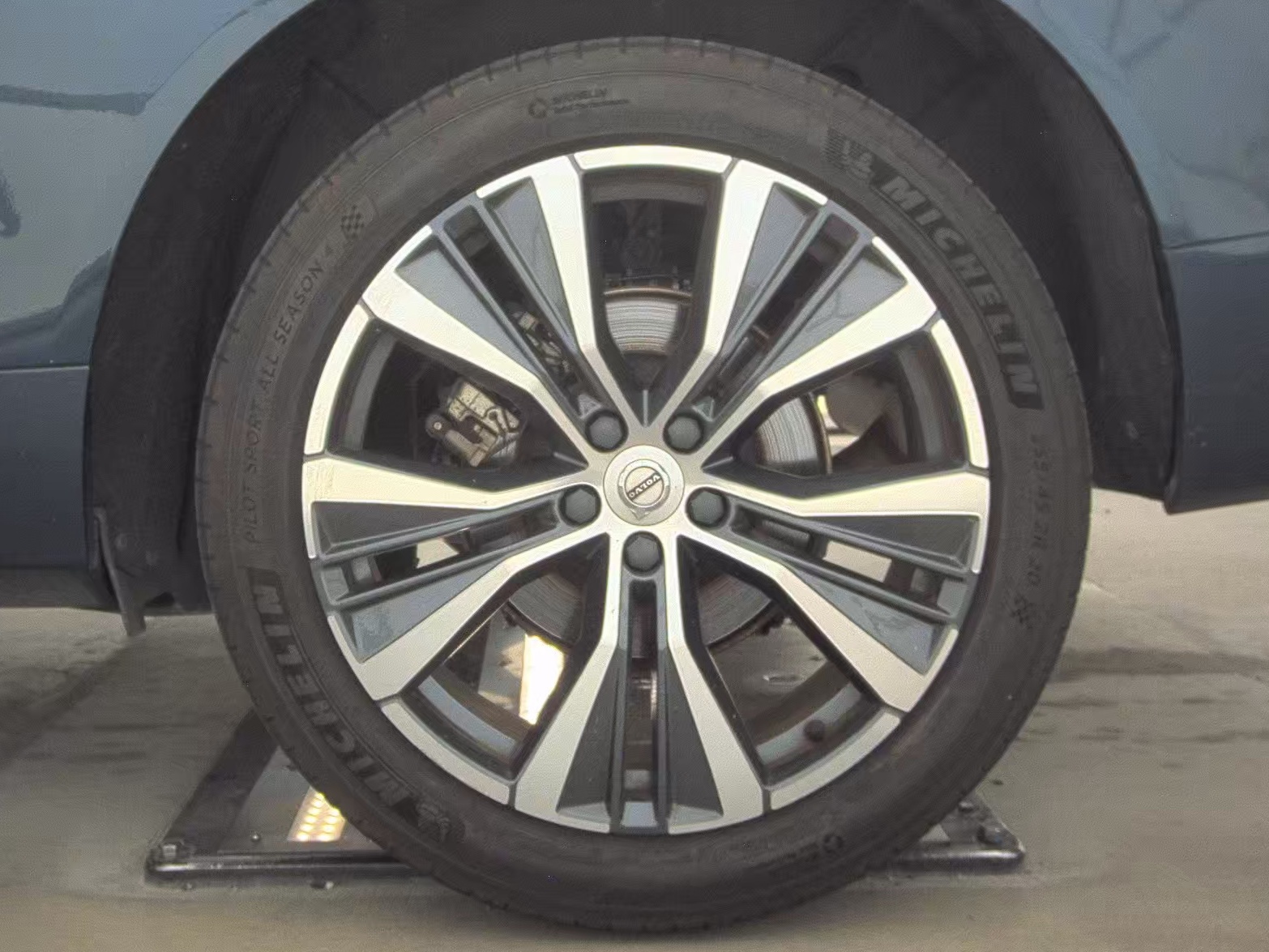 2022 Volvo XC60 B5 Momentum FWD