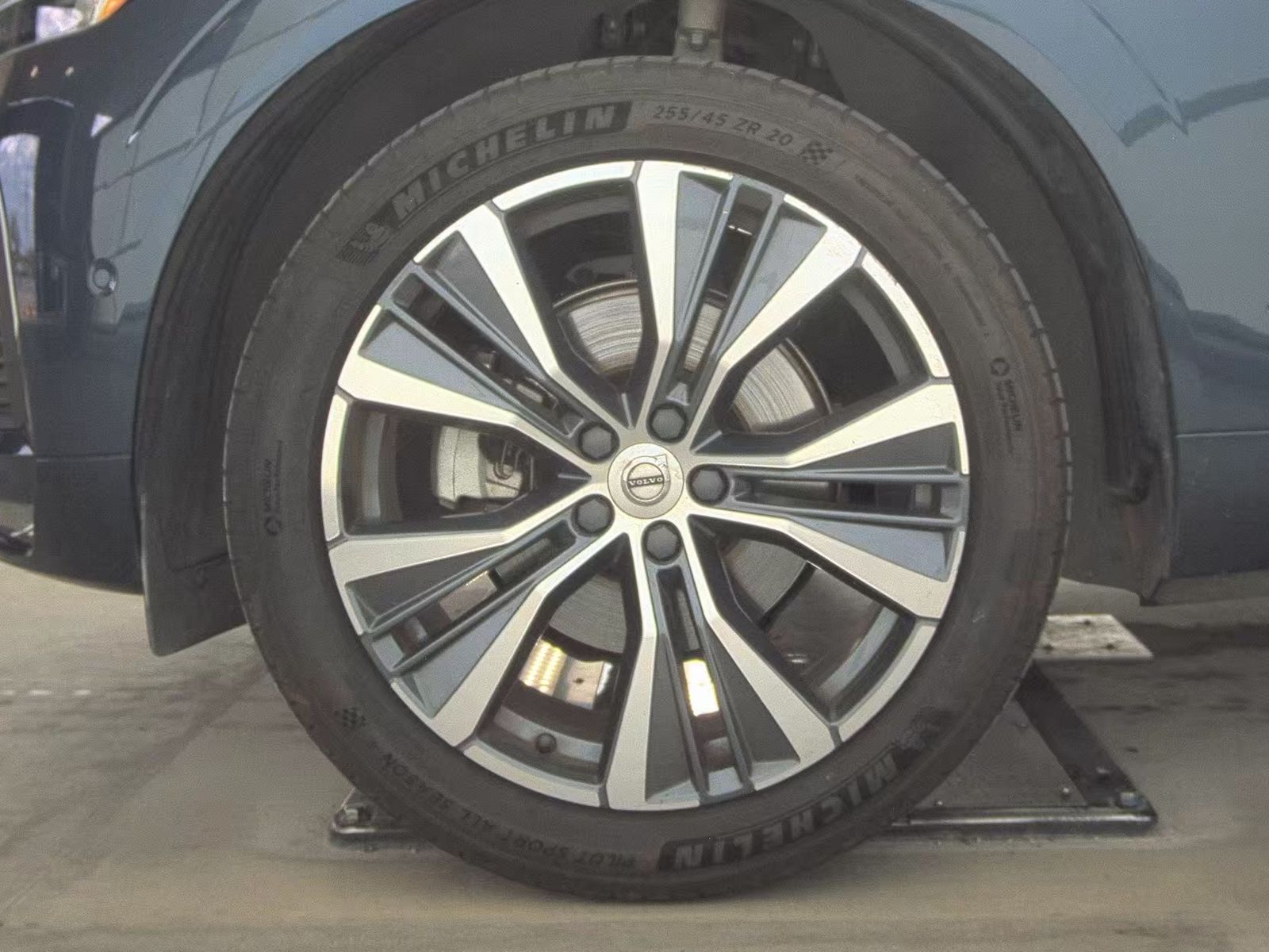 2022 Volvo XC60 B5 Momentum FWD