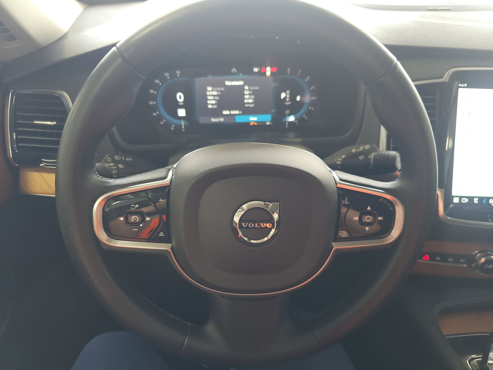 2023 Volvo XC90 B6 Plus AWD